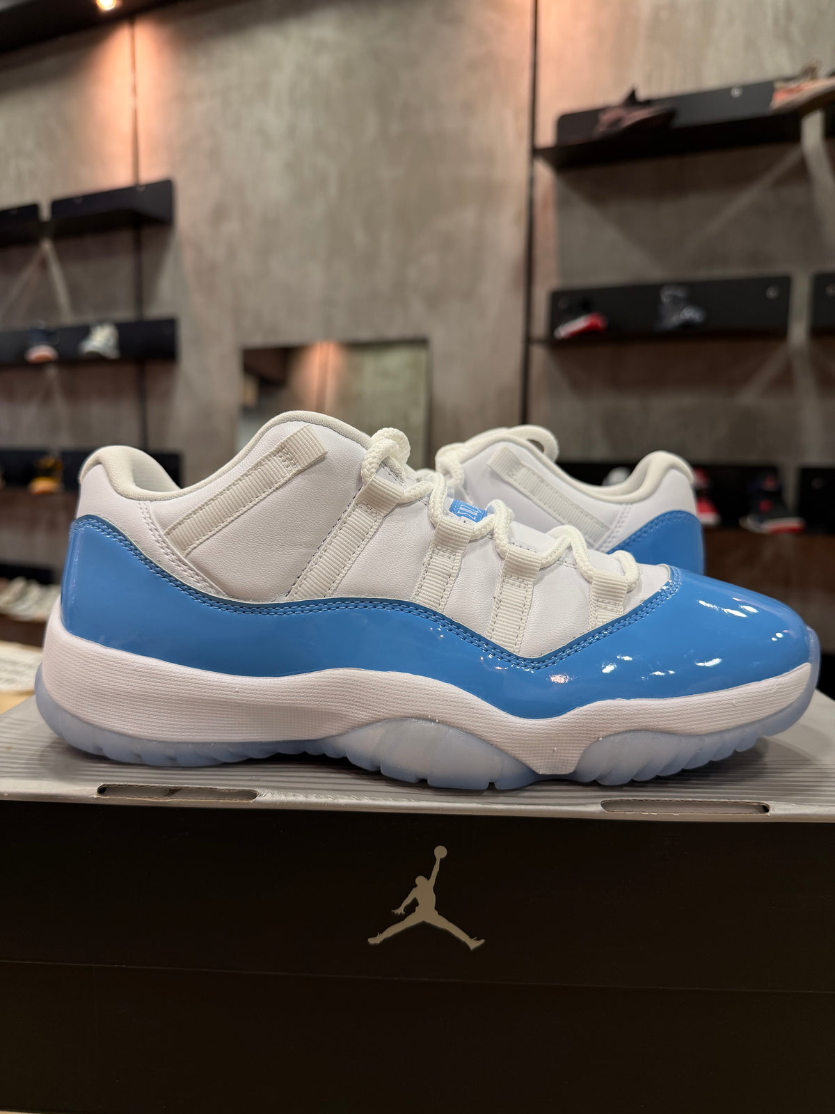 JORDAN 11 LOW UNC