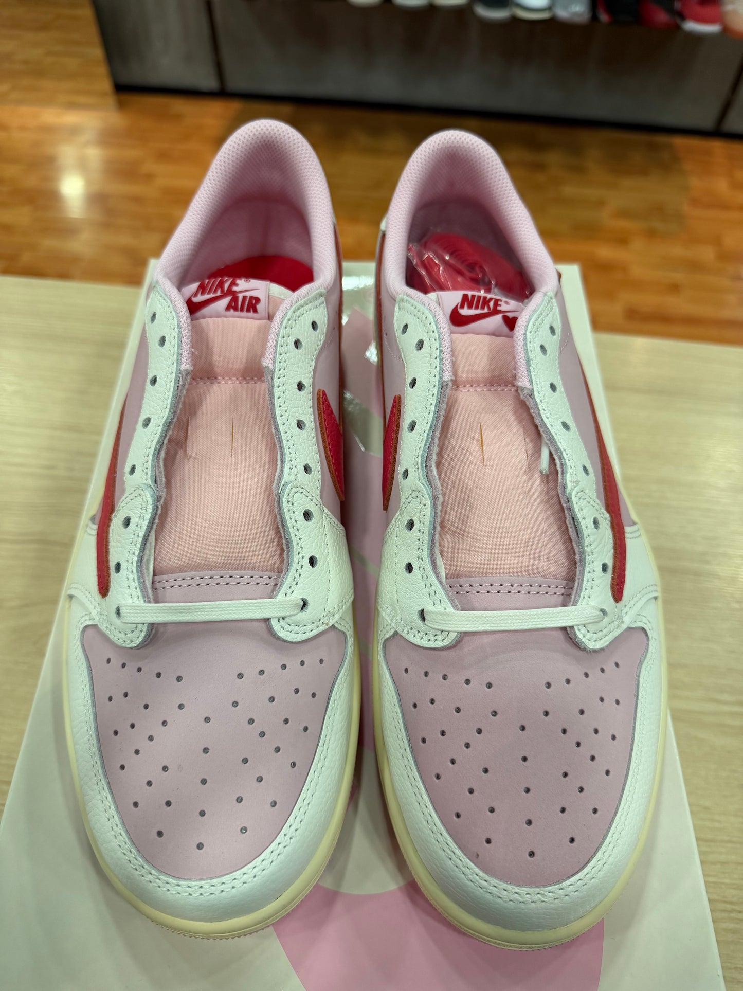 JORDAN 1 LOW x TRAVIS SCOTT "TROPICAL PINK"