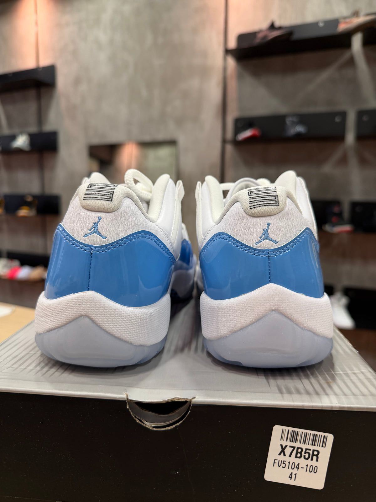 JORDAN 11 LOW UNC