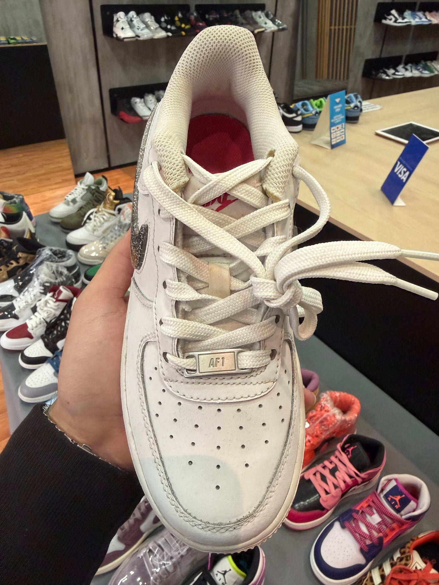 Air Force 1 Low White Metallic Silver (AMARILLO POR EL TIEMPO)