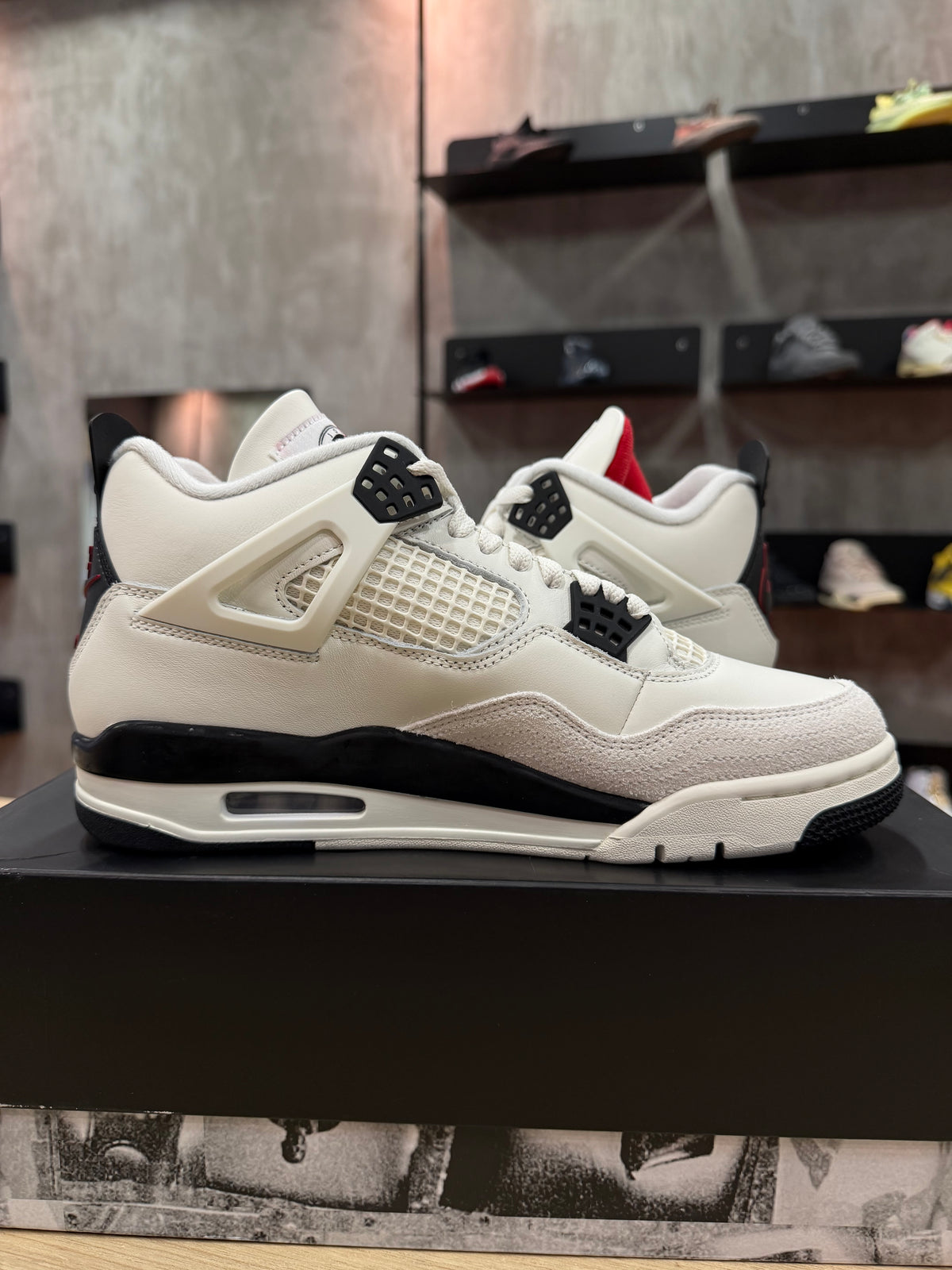JORDAN 4 FLIGHT CLUB