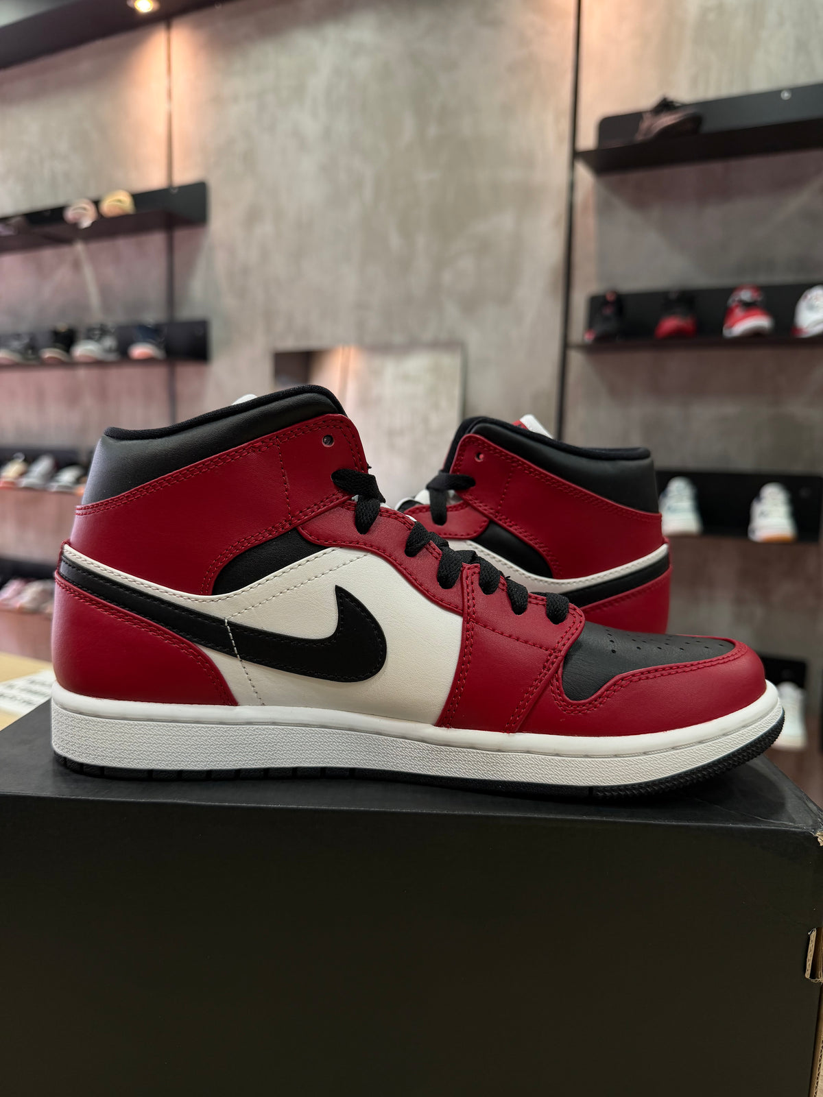 JORDAN 1 MID CHICAGO BLACK TOE