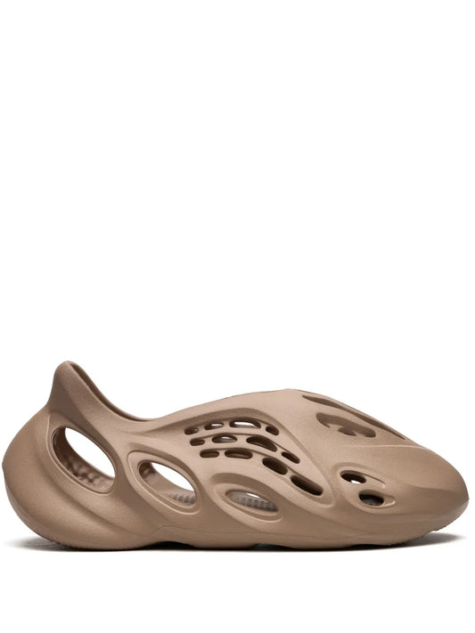 YEEZY FOAM RNR CLAY TAUPE