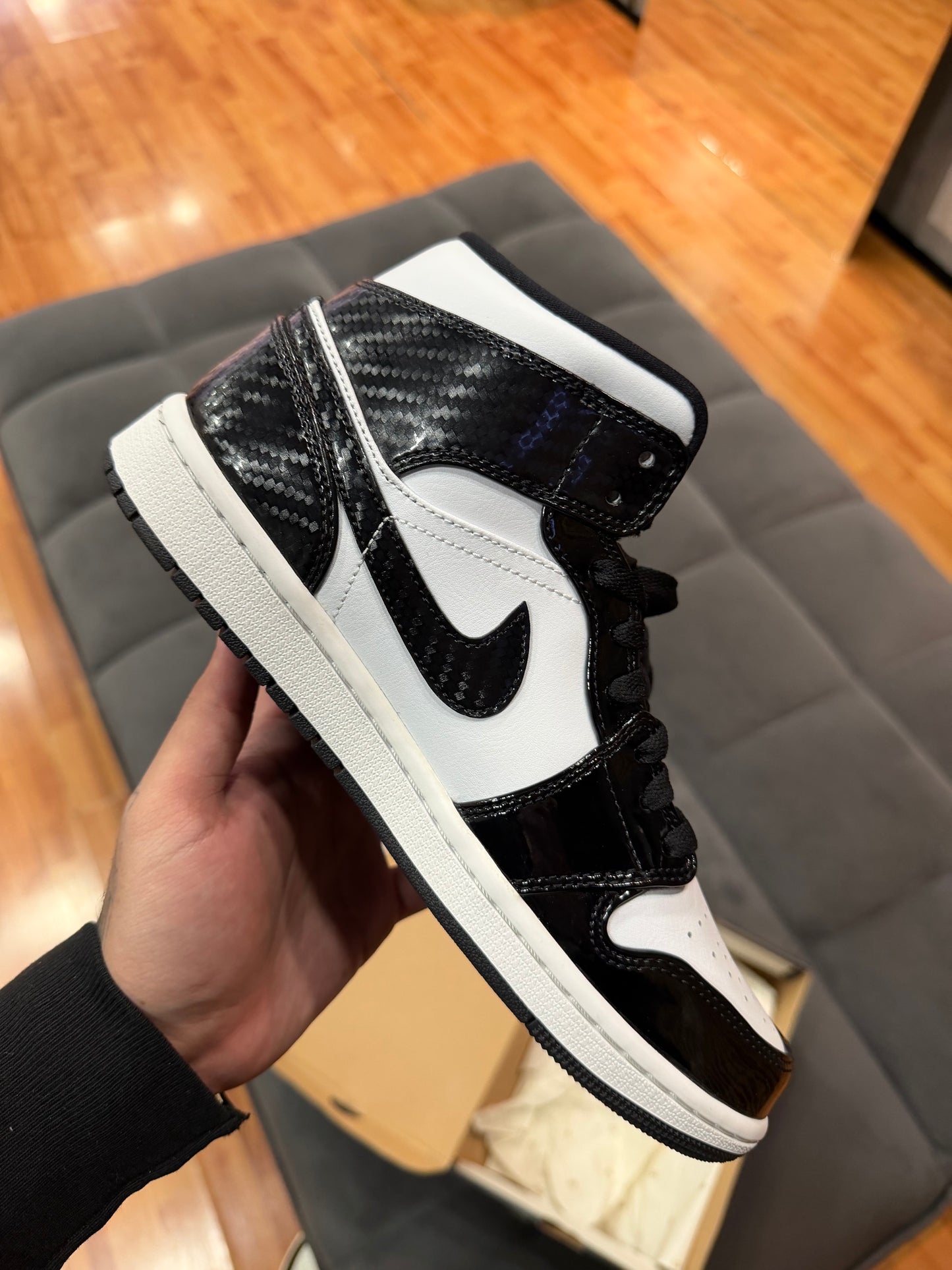 Jordan 1 Mid Carbon (AMARILLO por el tiempo)