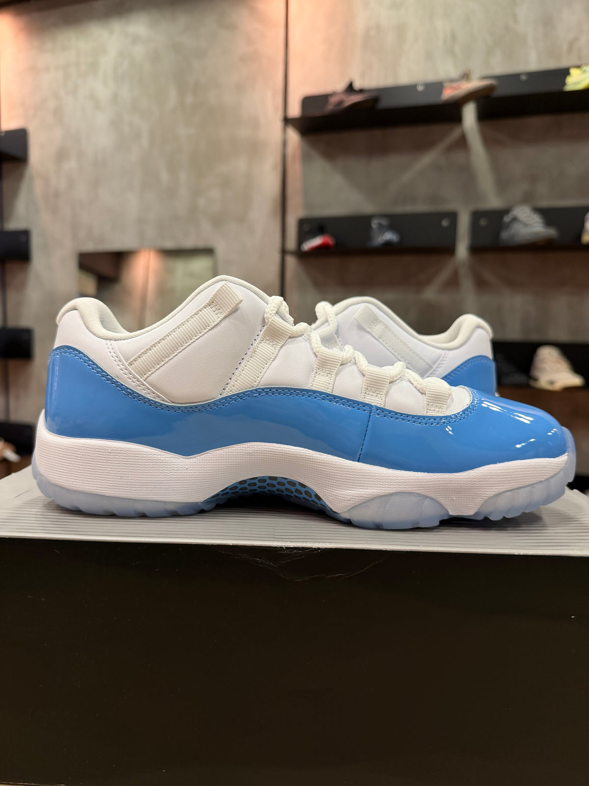 JORDAN 11 LOW UNC
