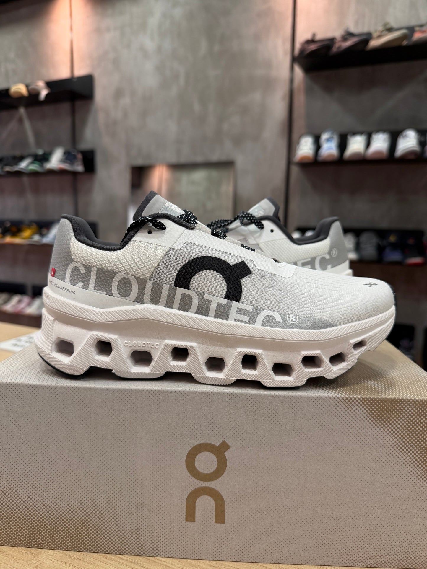 ON CLOUDMONSTER WHITE (DE MUJER)
