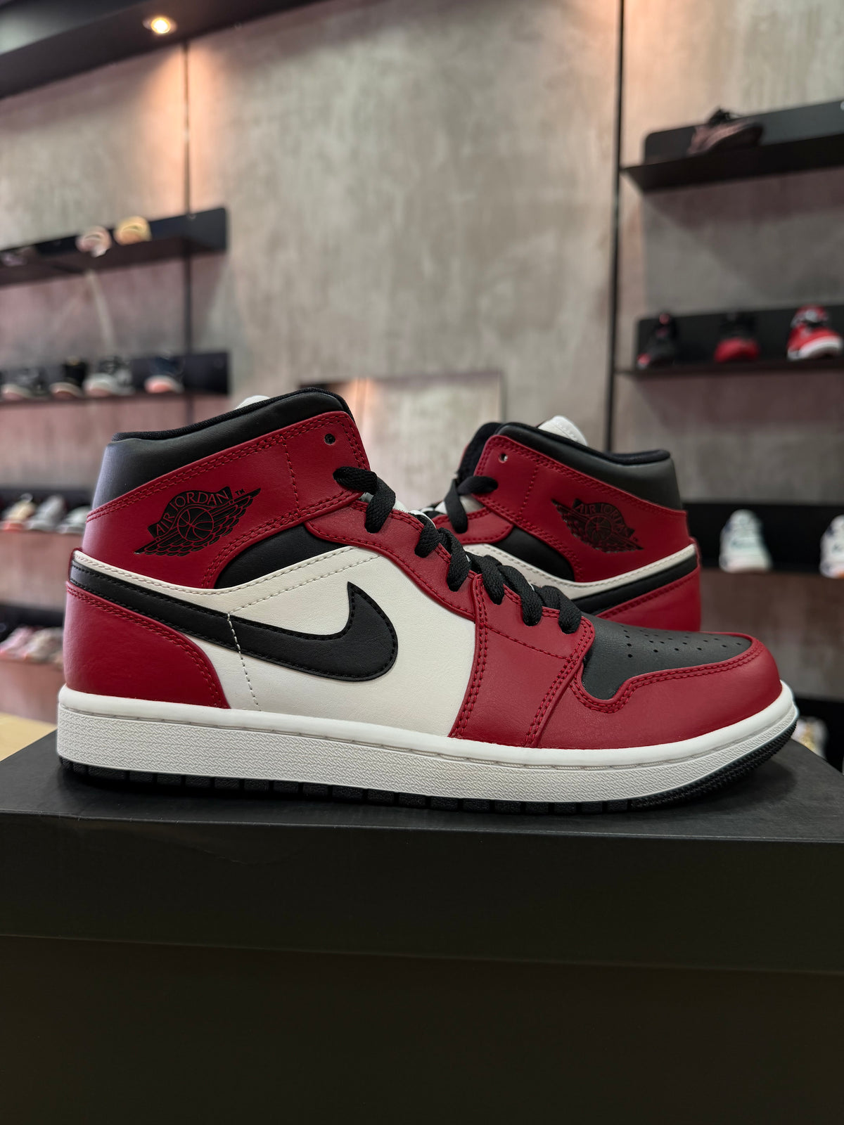 JORDAN 1 MID CHICAGO BLACK TOE