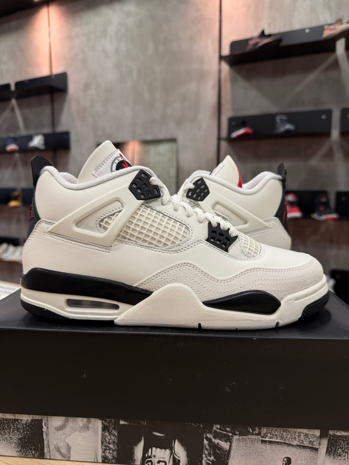 JORDAN 4 FLIGHT CLUB