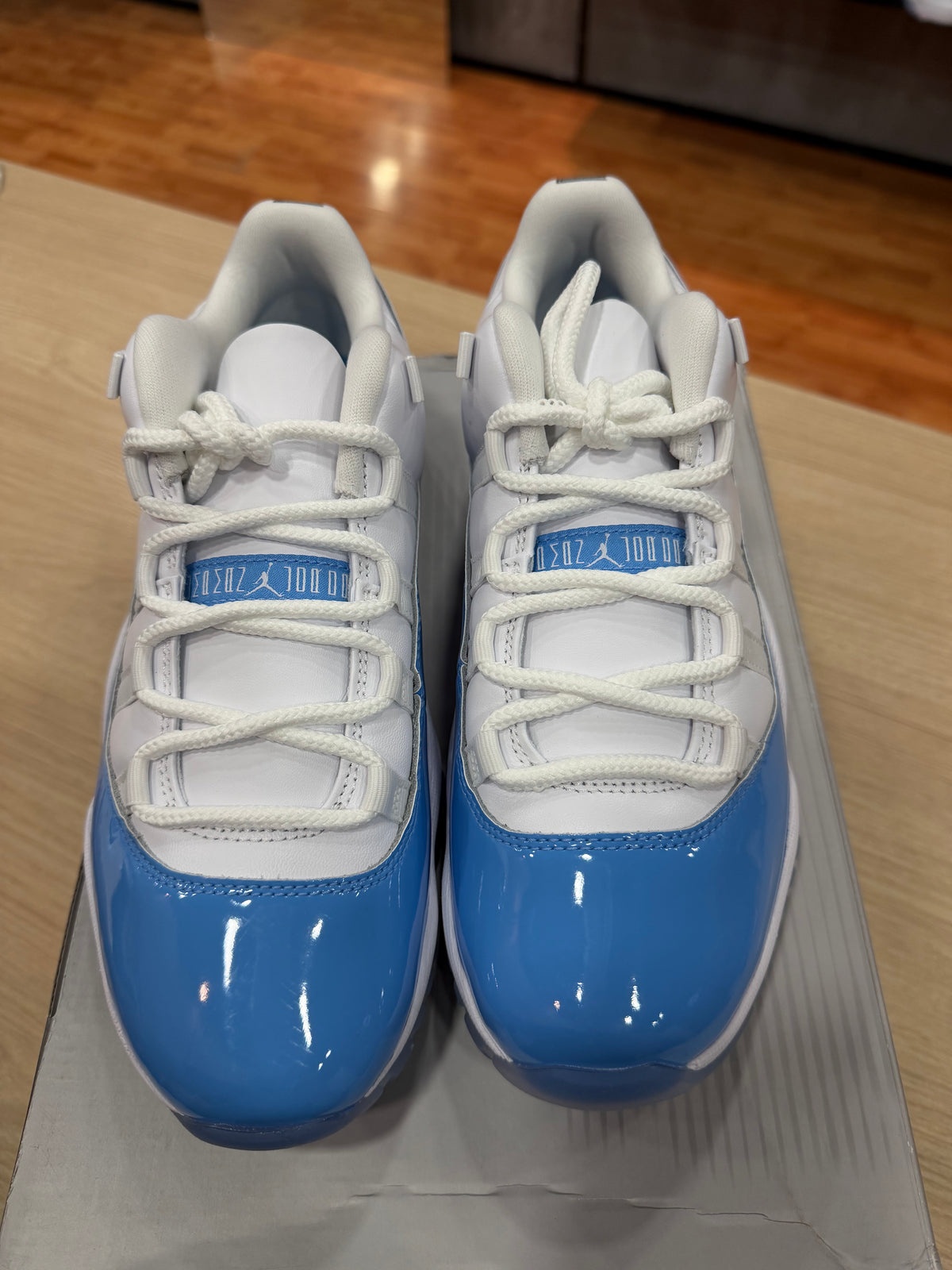 JORDAN 11 LOW UNC