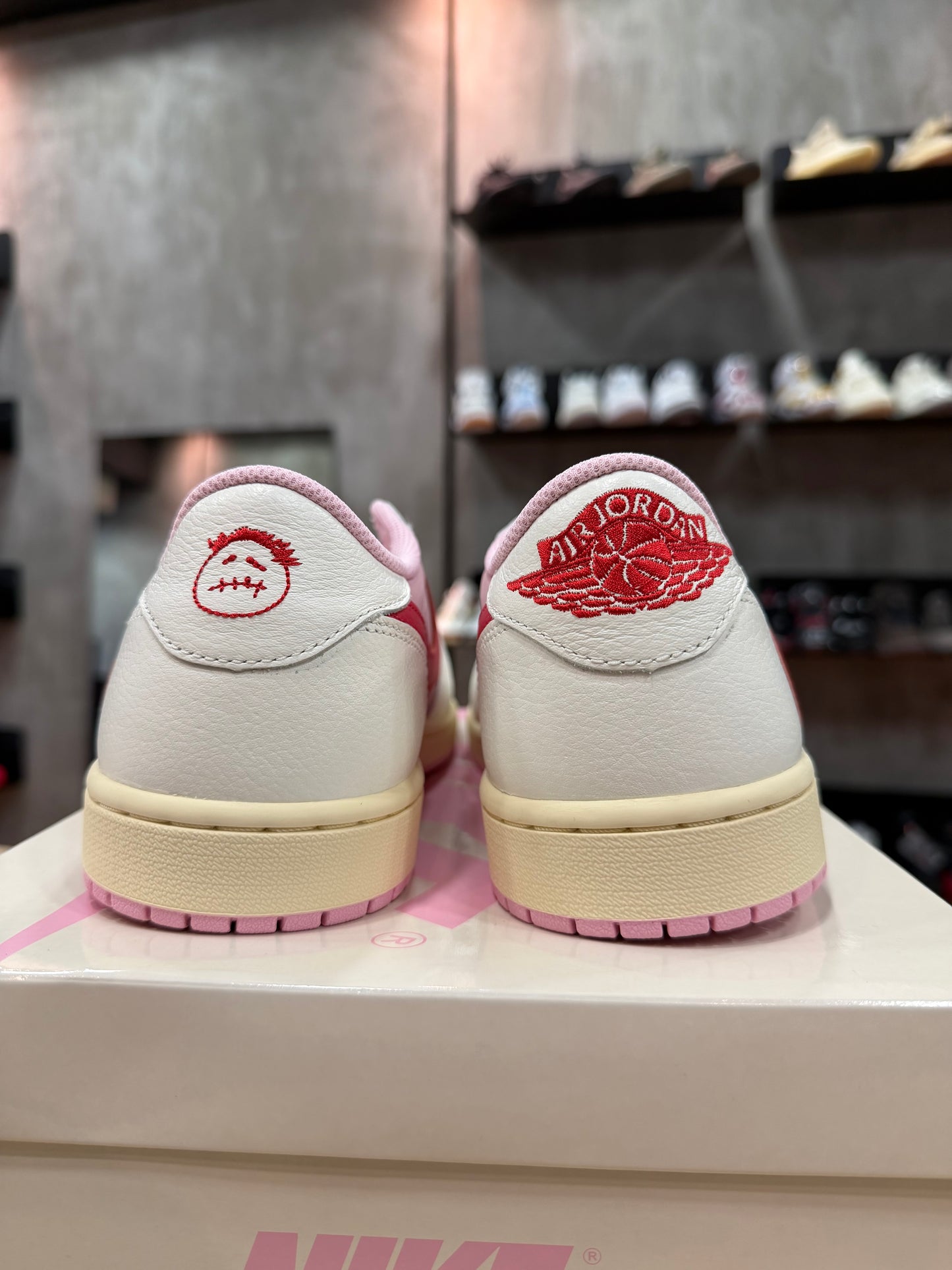 JORDAN 1 LOW x TRAVIS SCOTT "TROPICAL PINK"
