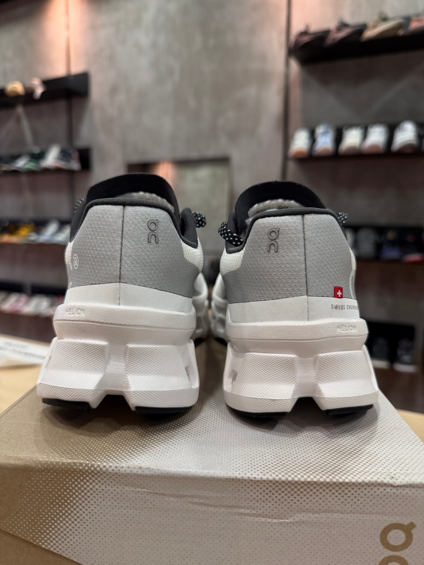ON CLOUDMONSTER WHITE (DE MUJER)