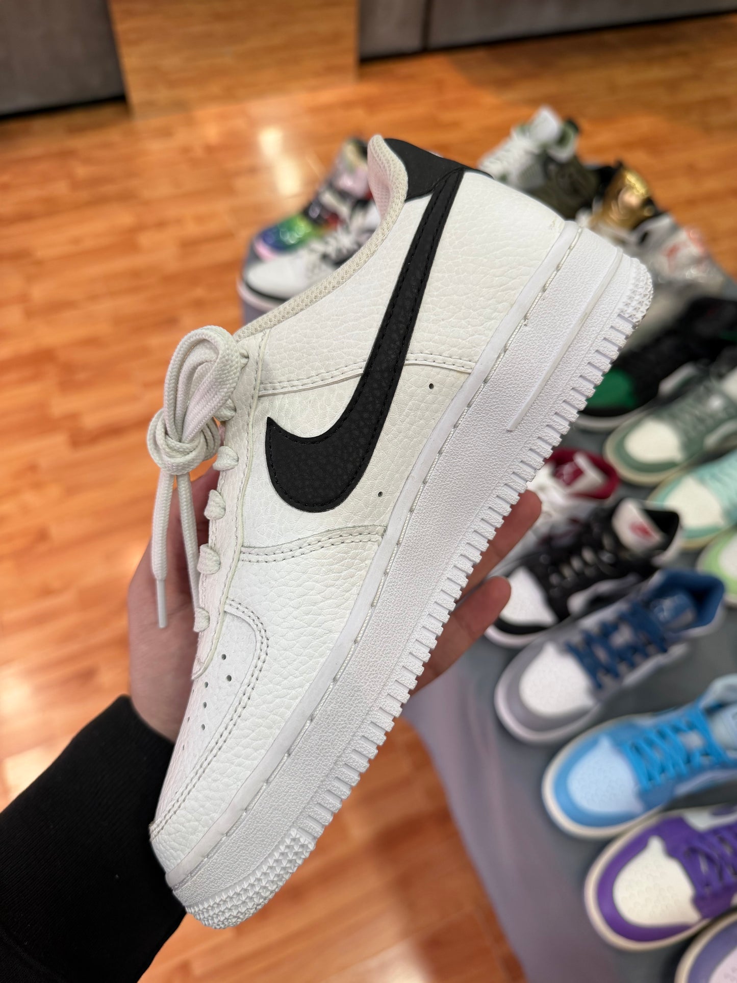 Air Force 1 Low White Black (AMARILLO por el tiempo)