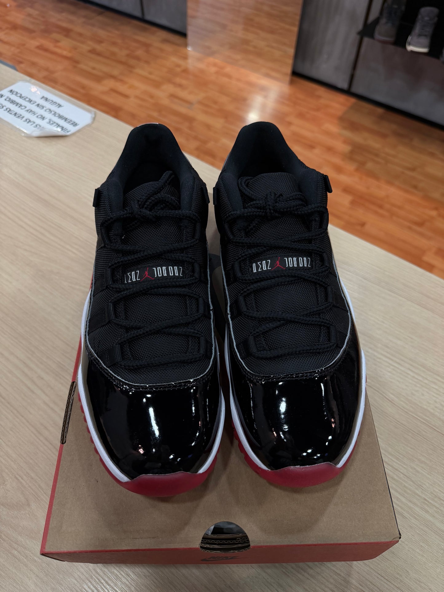 JORDAN 11 LOW BRED