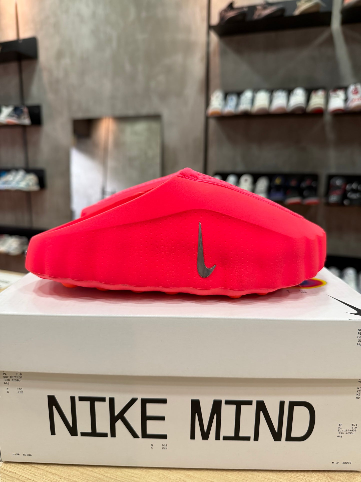 NIKE MIND 001 SOLAR RED (De Mujer)