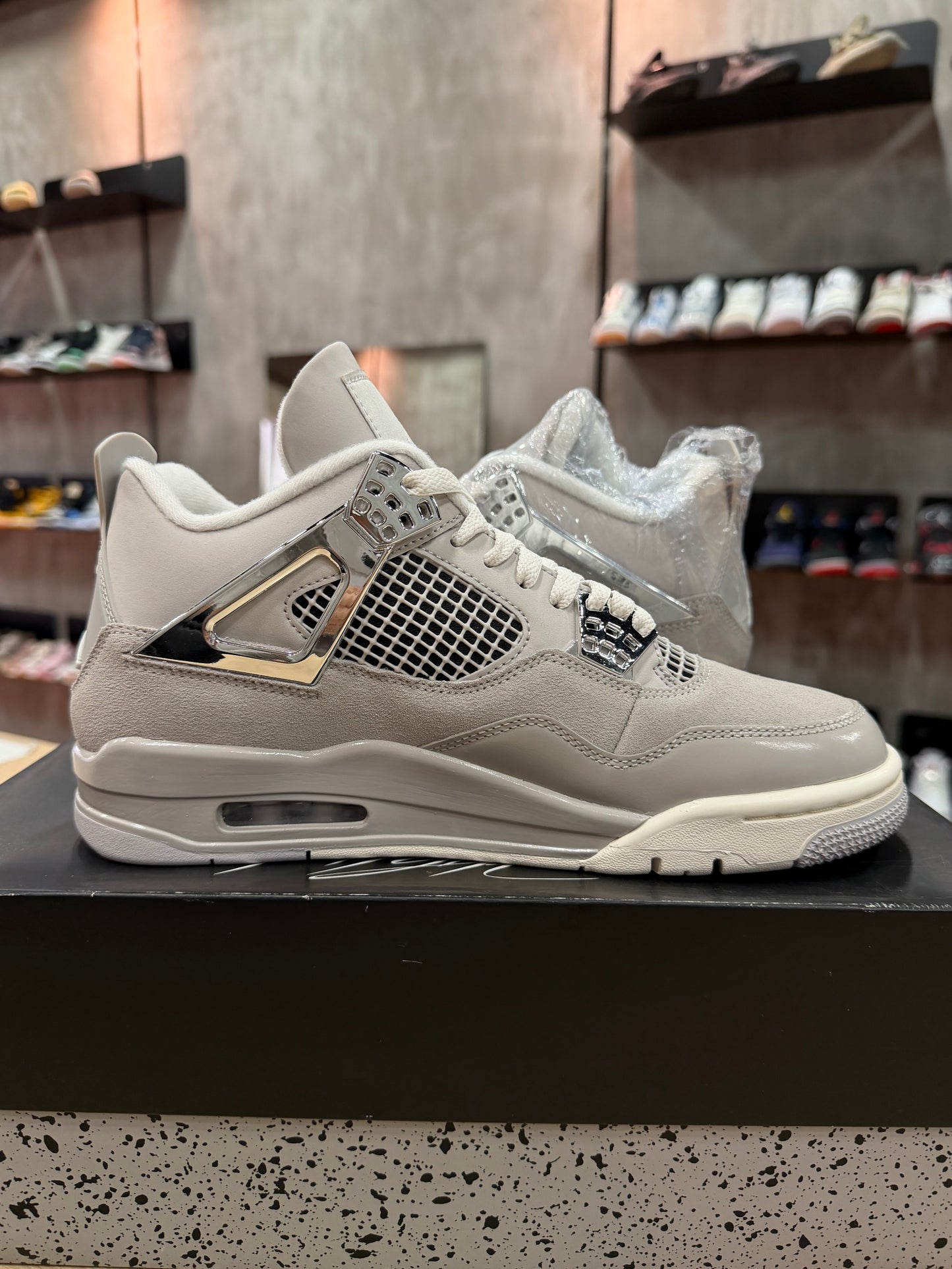 JORDAN 4 FROZEN MOMENTS