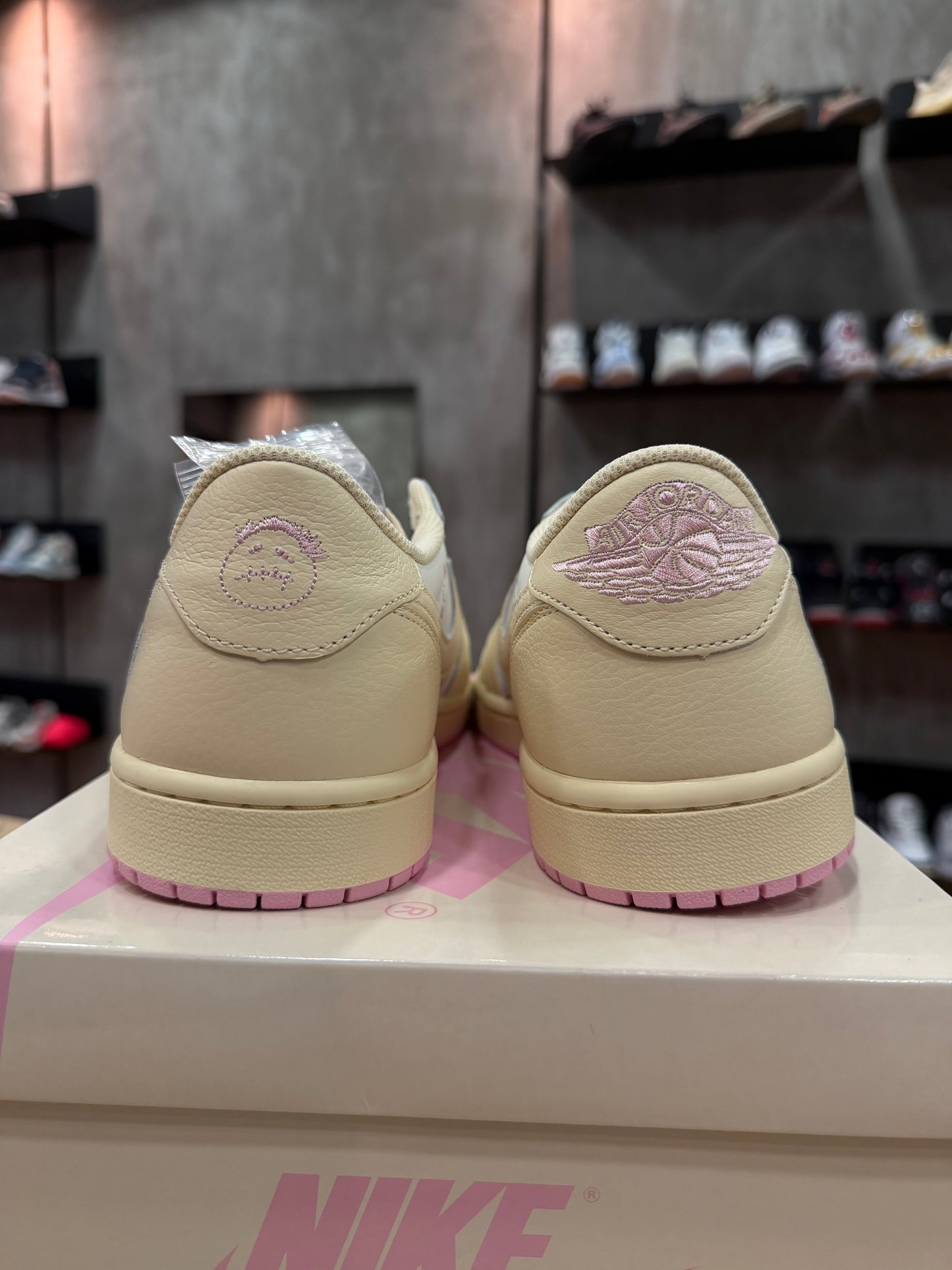JORDAN 1 LOW x TRAVIS SCOTT "SHY PINK"