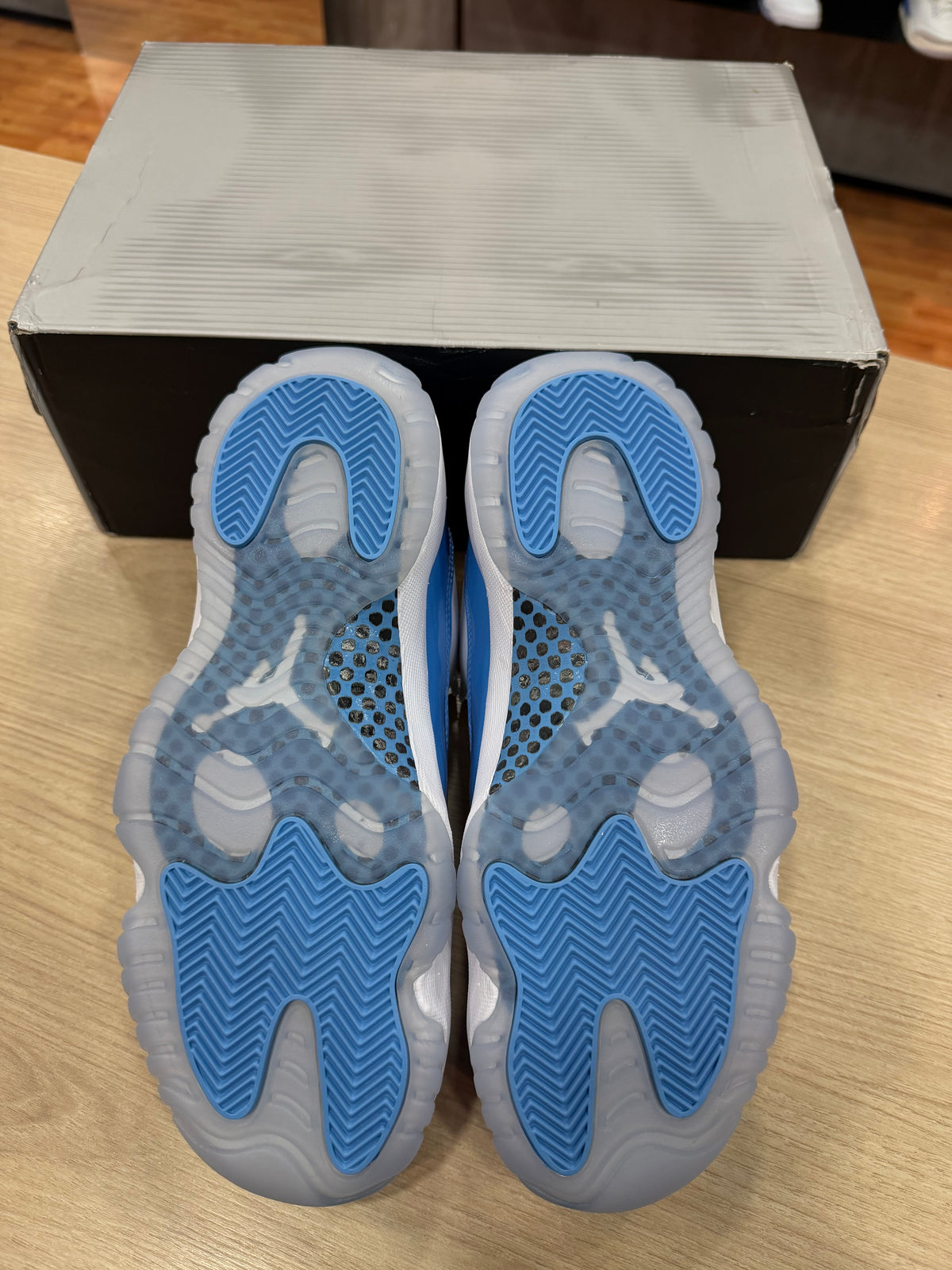 JORDAN 11 LOW UNC