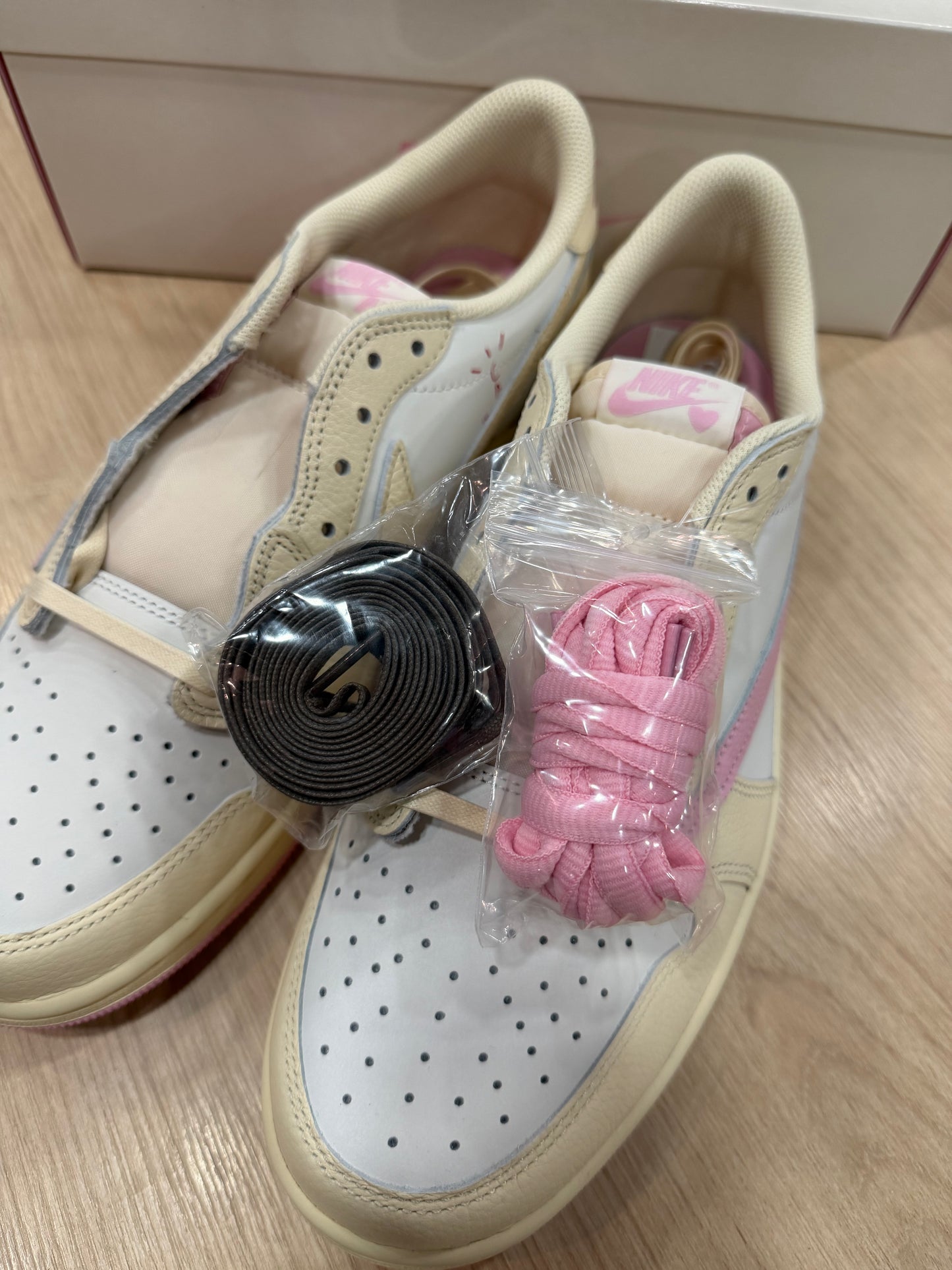 JORDAN 1 LOW x TRAVIS SCOTT "SHY PINK"