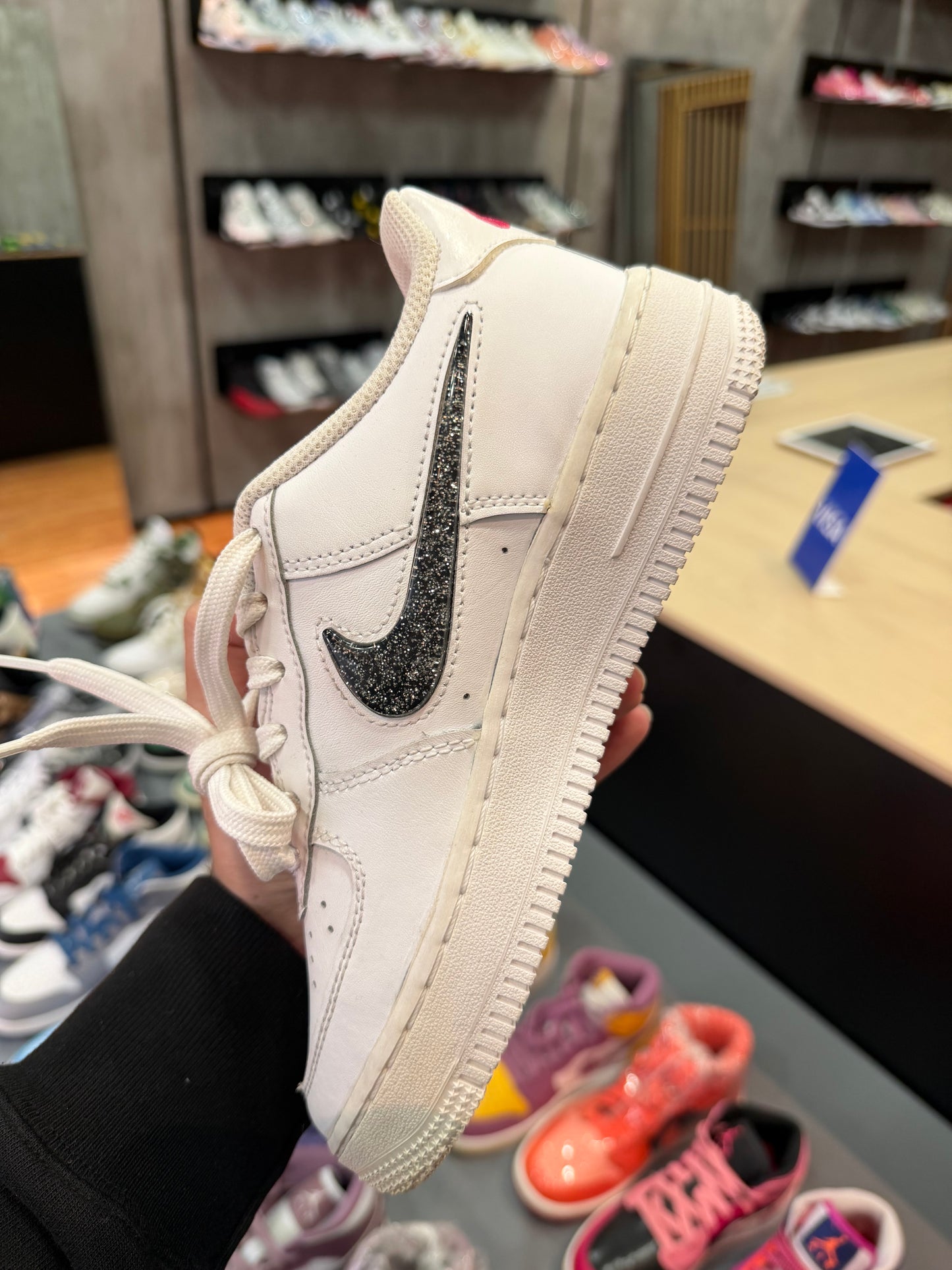 Air Force 1 Low White Metallic Silver (AMARILLO POR EL TIEMPO)