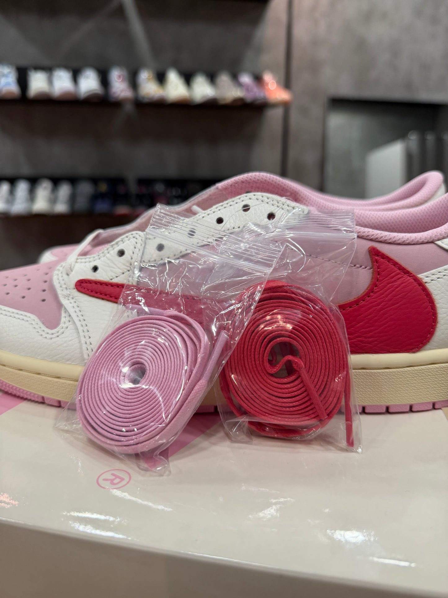 JORDAN 1 LOW x TRAVIS SCOTT "TROPICAL PINK"