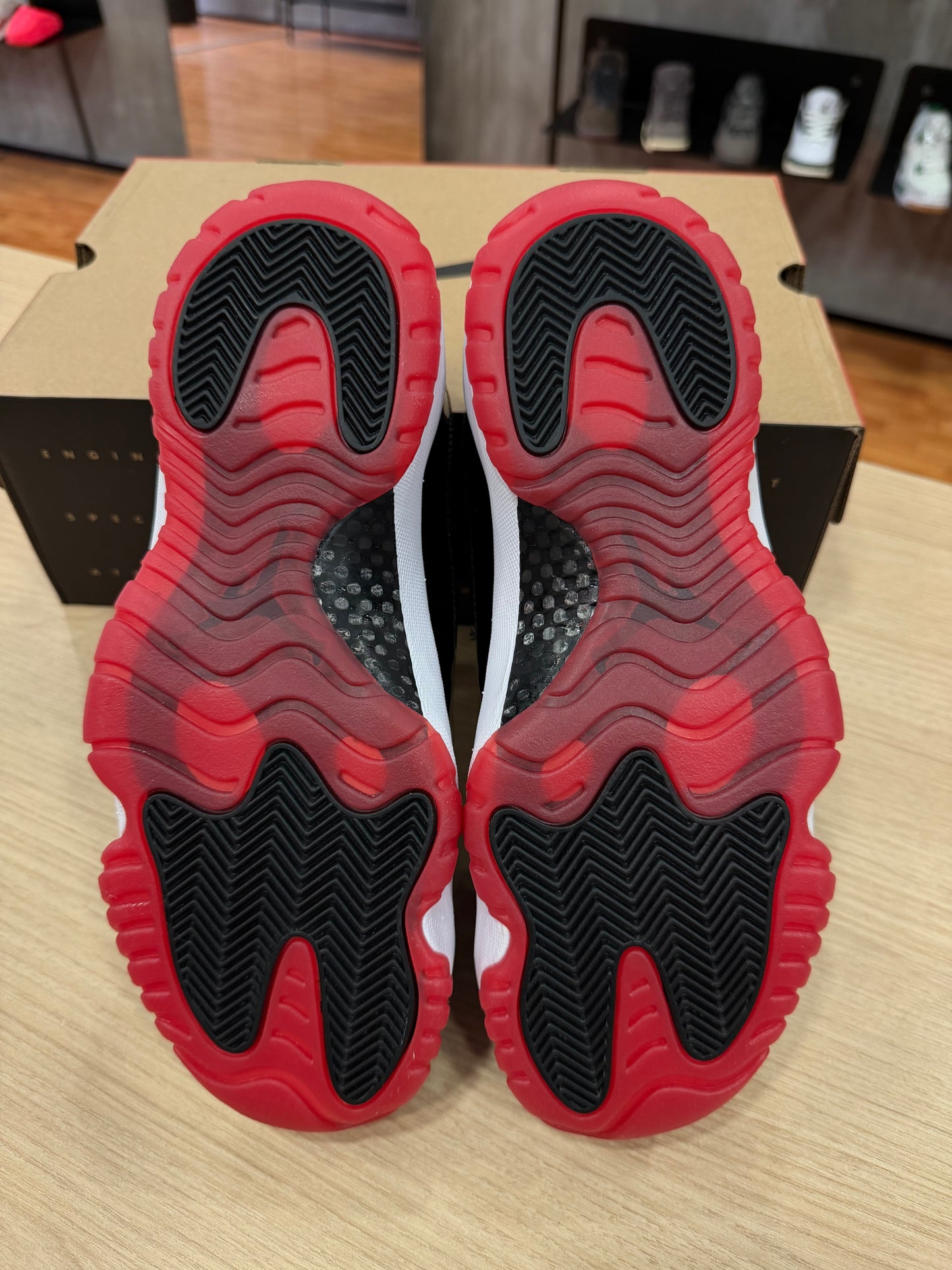 JORDAN 11 LOW BRED