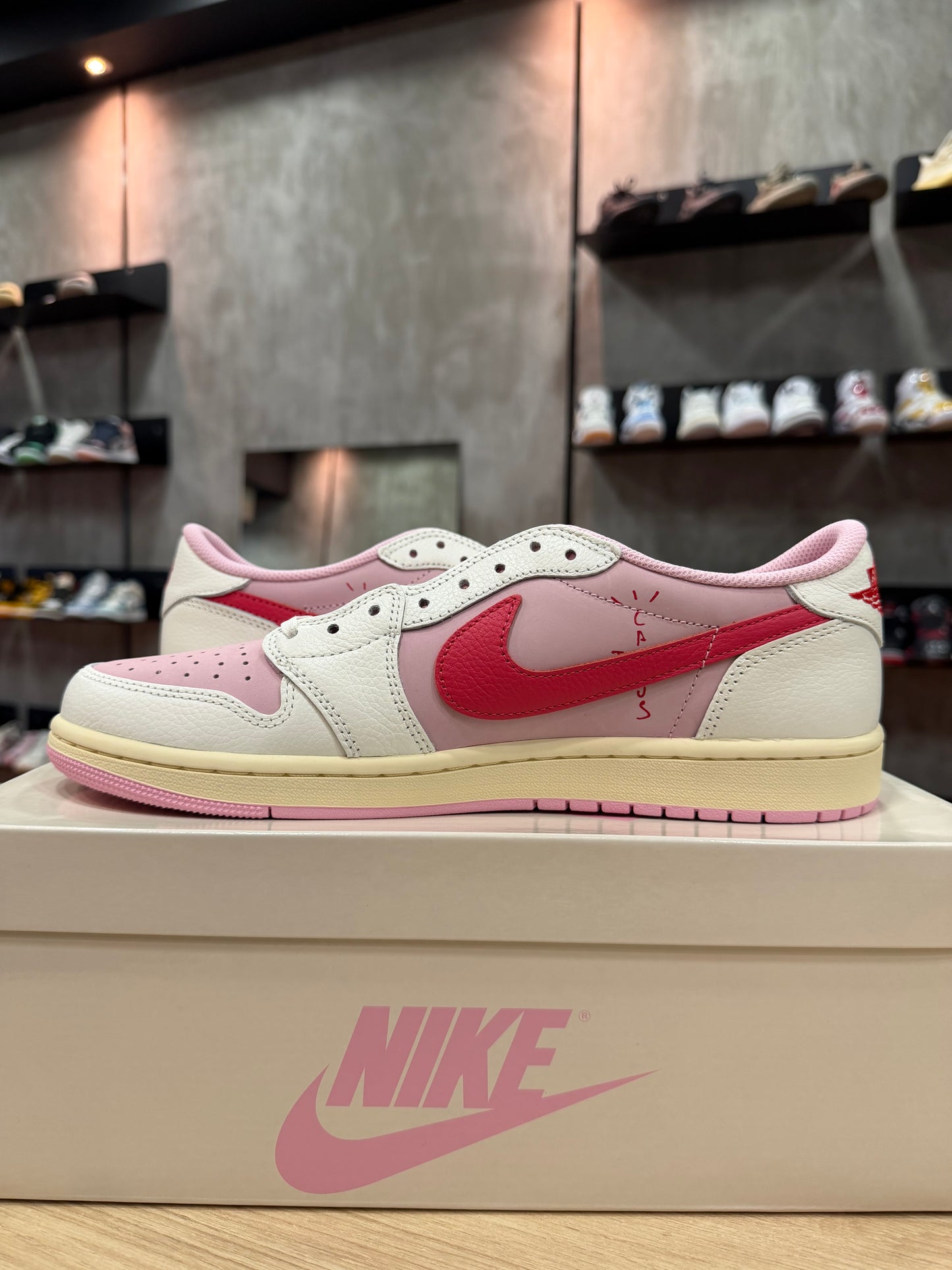 JORDAN 1 LOW x TRAVIS SCOTT "TROPICAL PINK"