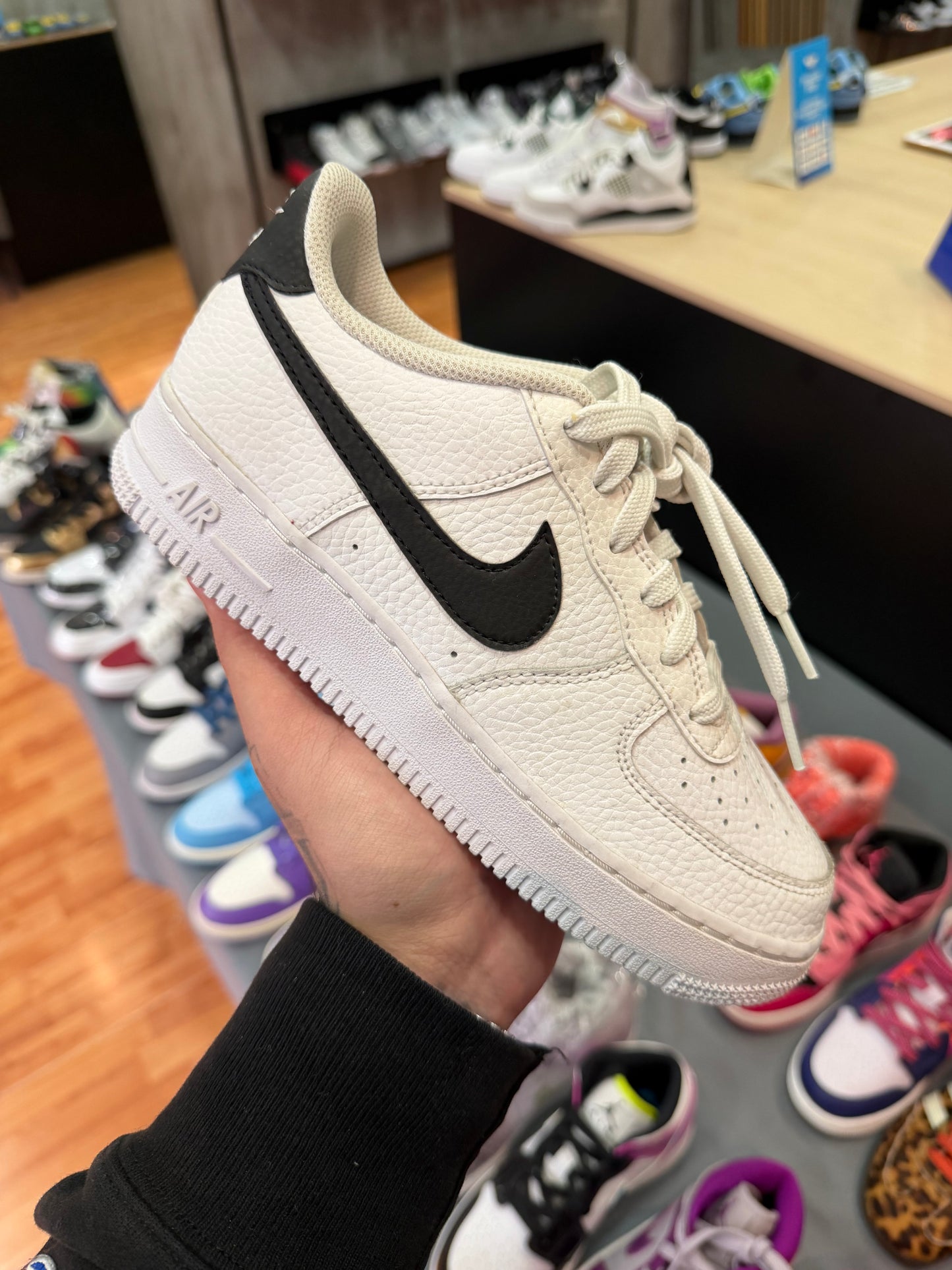 Air Force 1 Low White Black (AMARILLO por el tiempo)