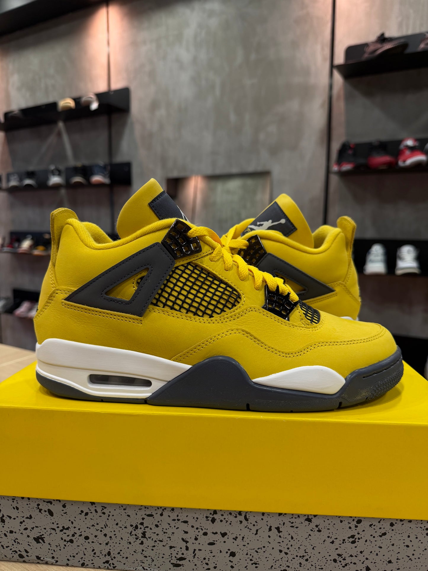 JORDAN 4 LIGHTNING