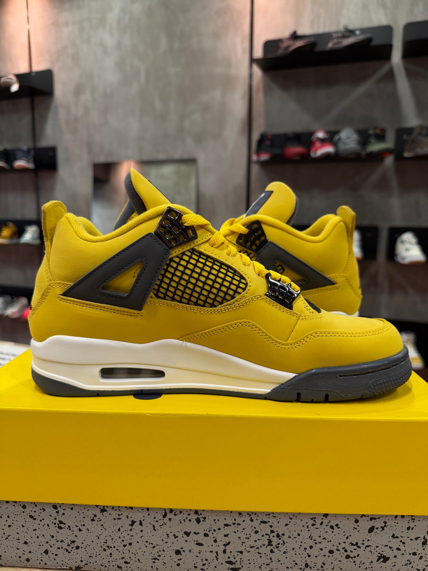 JORDAN 4 LIGHTNING
