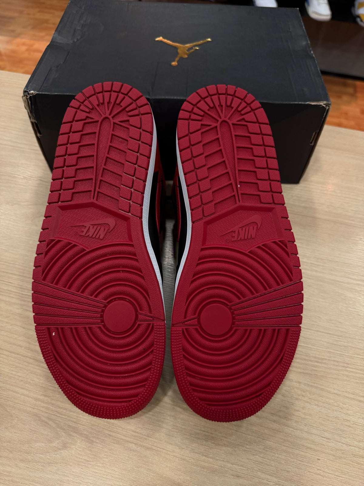 JORDAN 1 MID BANNED