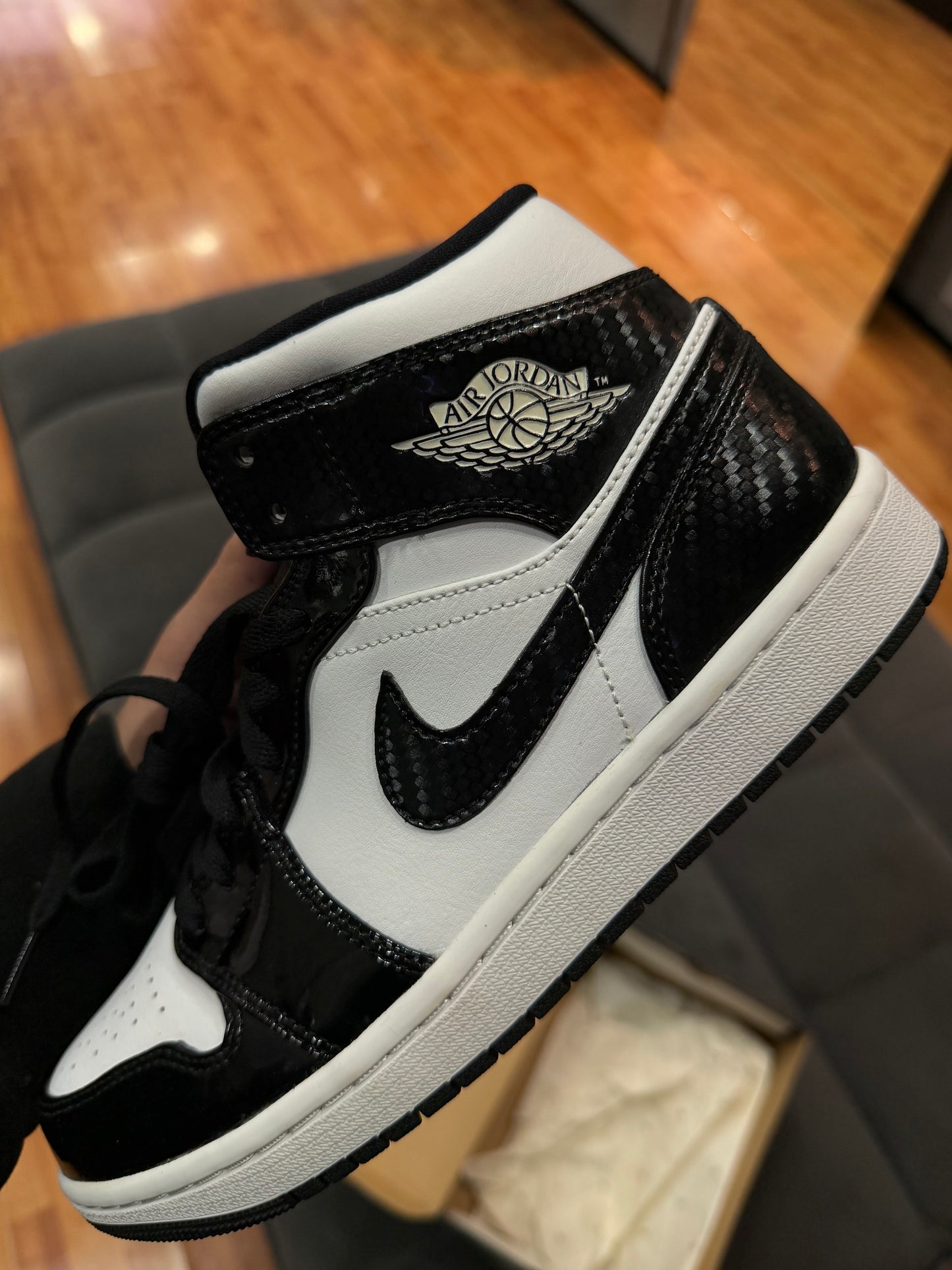 Jordan 1 Mid Carbon (AMARILLO por el tiempo)