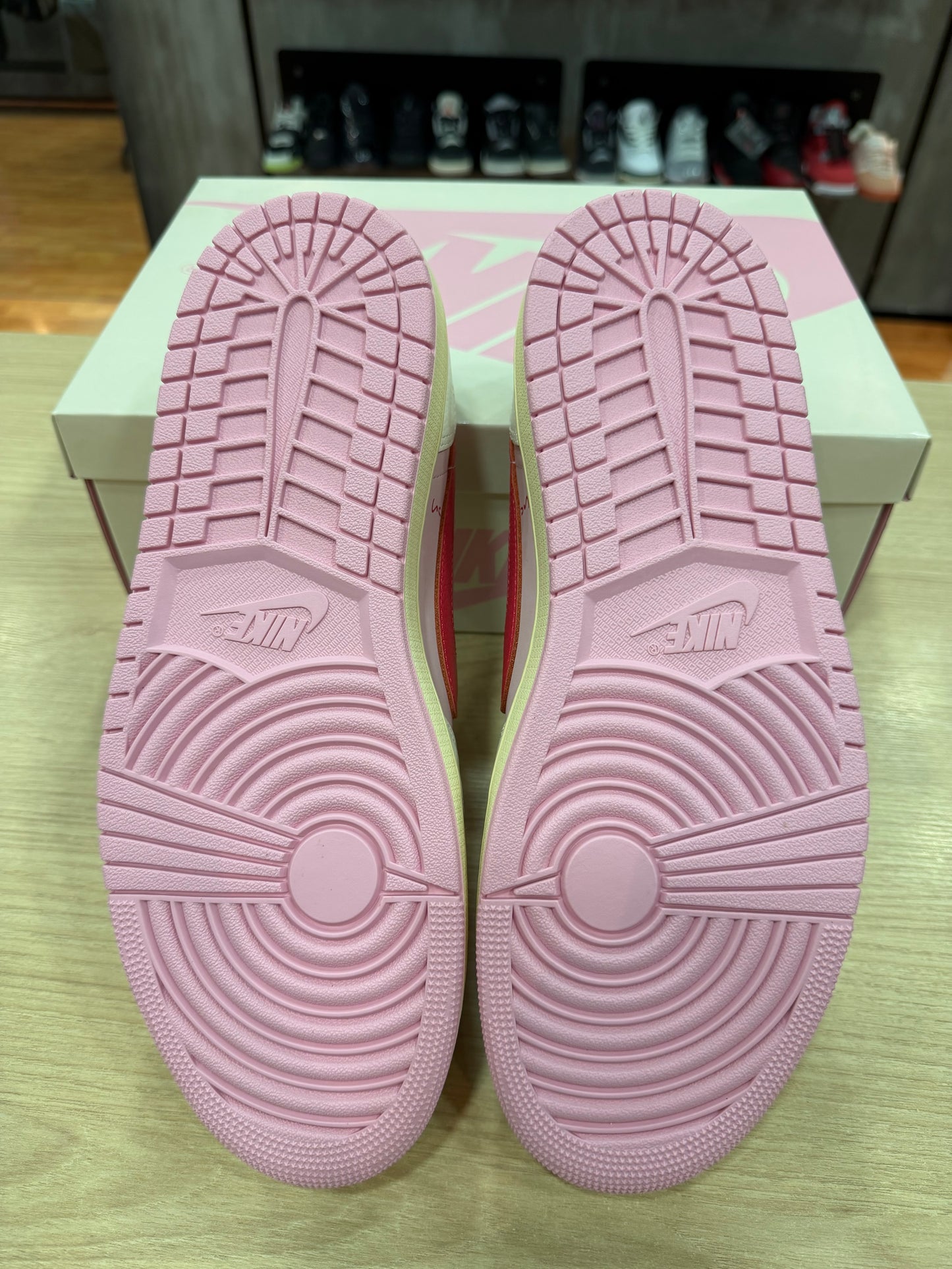 JORDAN 1 LOW x TRAVIS SCOTT "TROPICAL PINK"