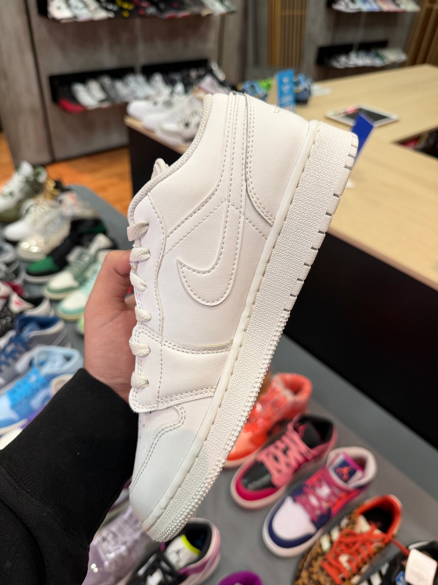 Jordan 1 Low Triple White (2023) (AMARILLO POR EL TIEMPO)