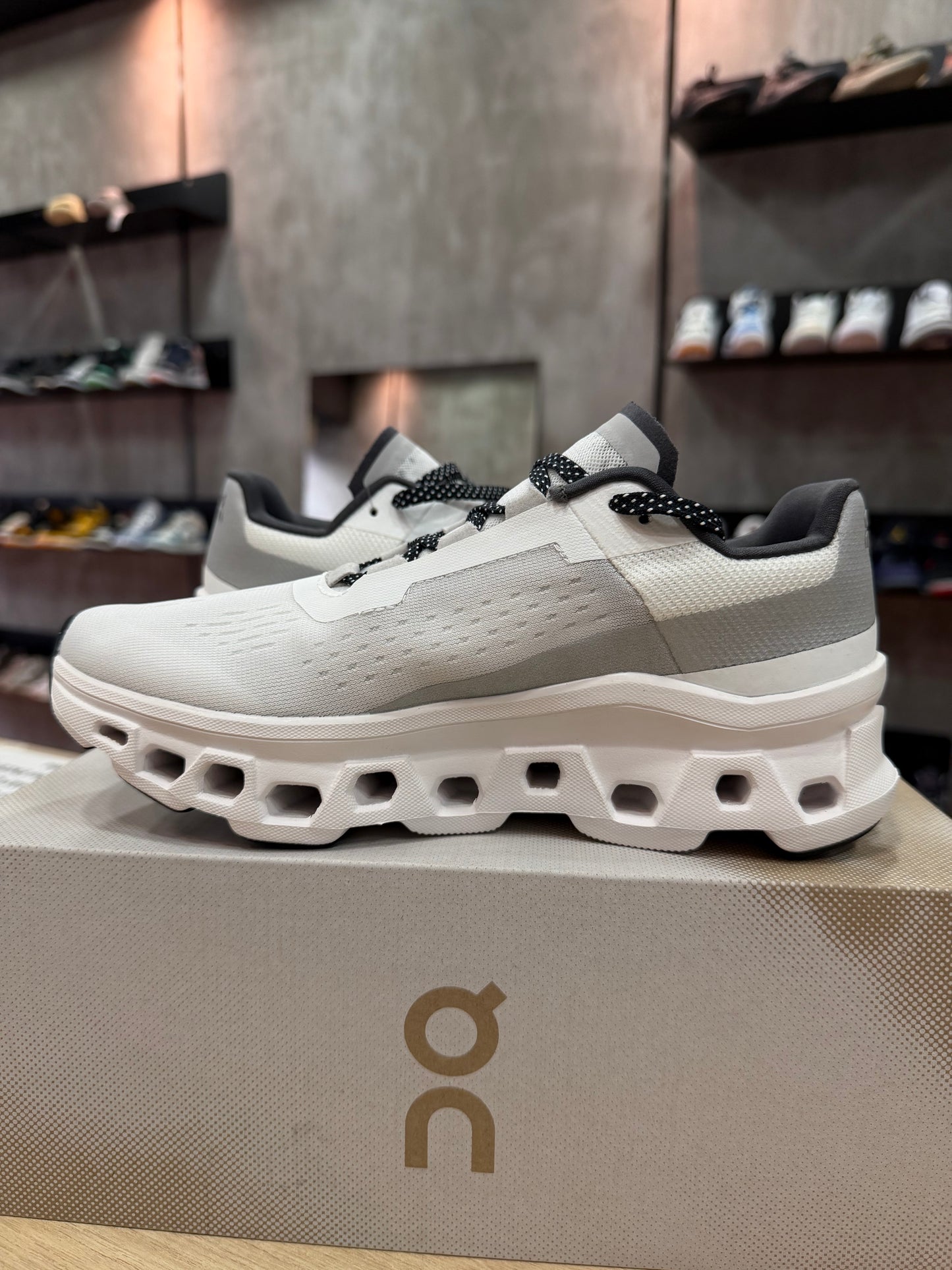 ON CLOUDMONSTER WHITE (DE MUJER)