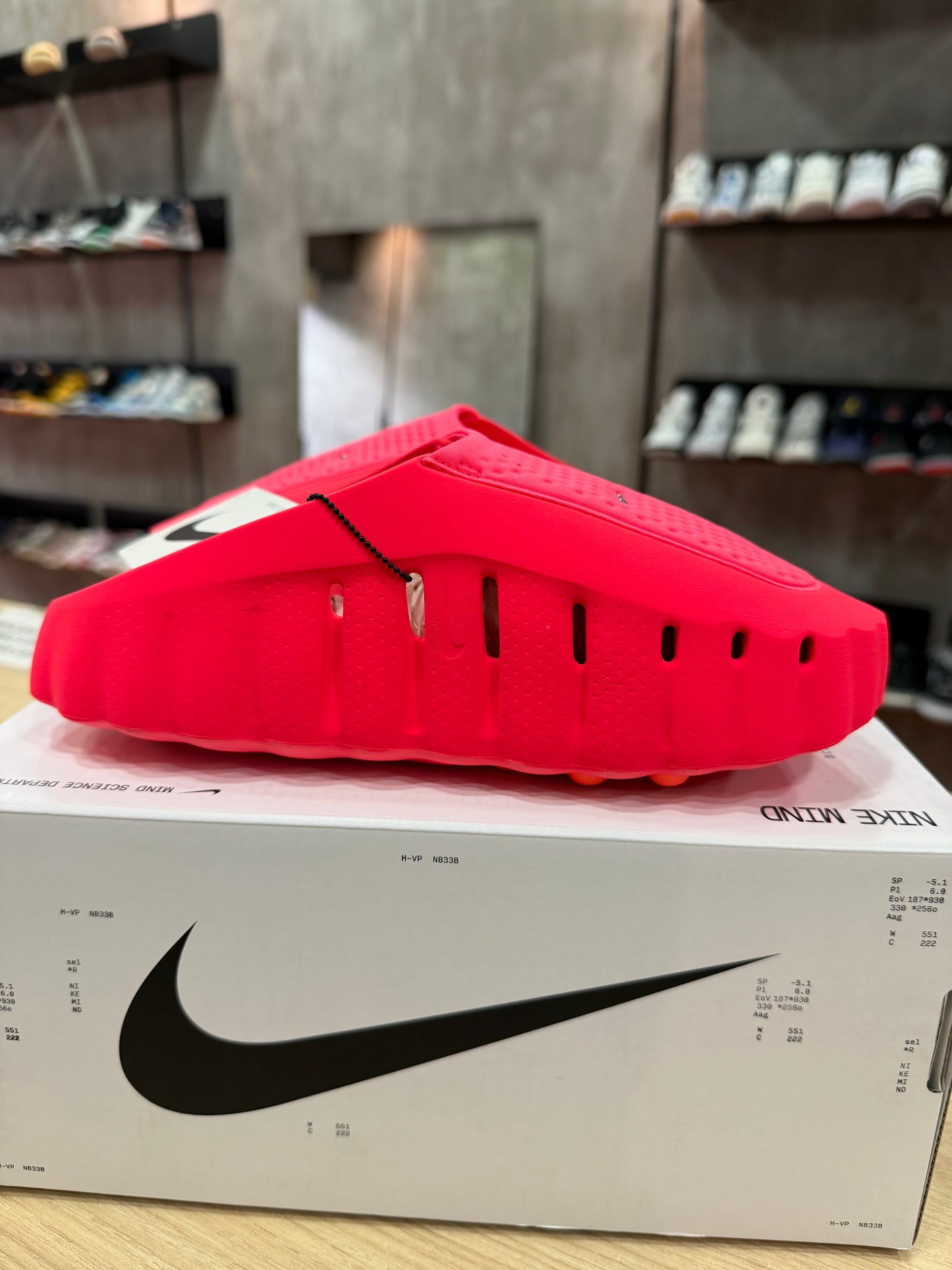 NIKE MIND 001 SOLAR RED (De Mujer)