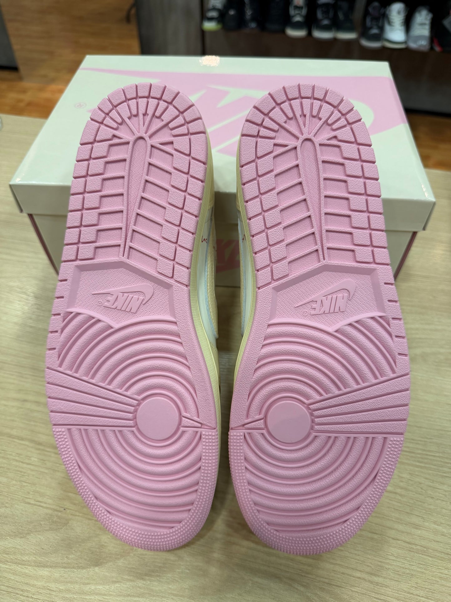 JORDAN 1 LOW x TRAVIS SCOTT "SHY PINK"