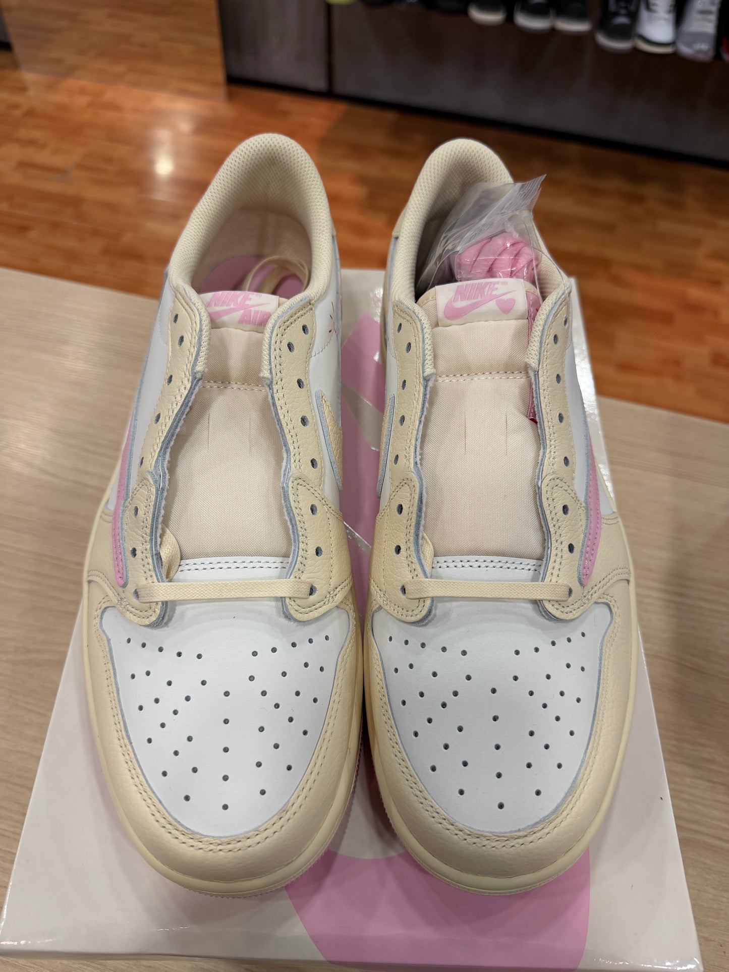 JORDAN 1 LOW x TRAVIS SCOTT "SHY PINK"