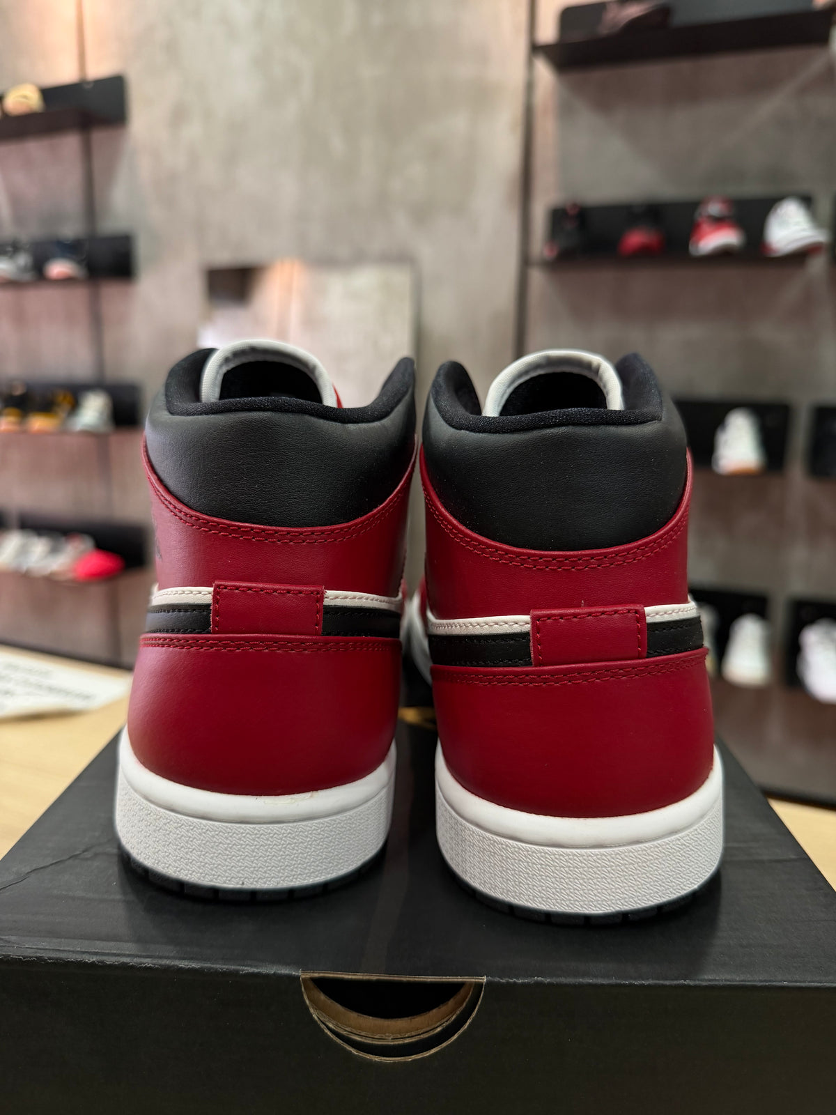 JORDAN 1 MID CHICAGO BLACK TOE