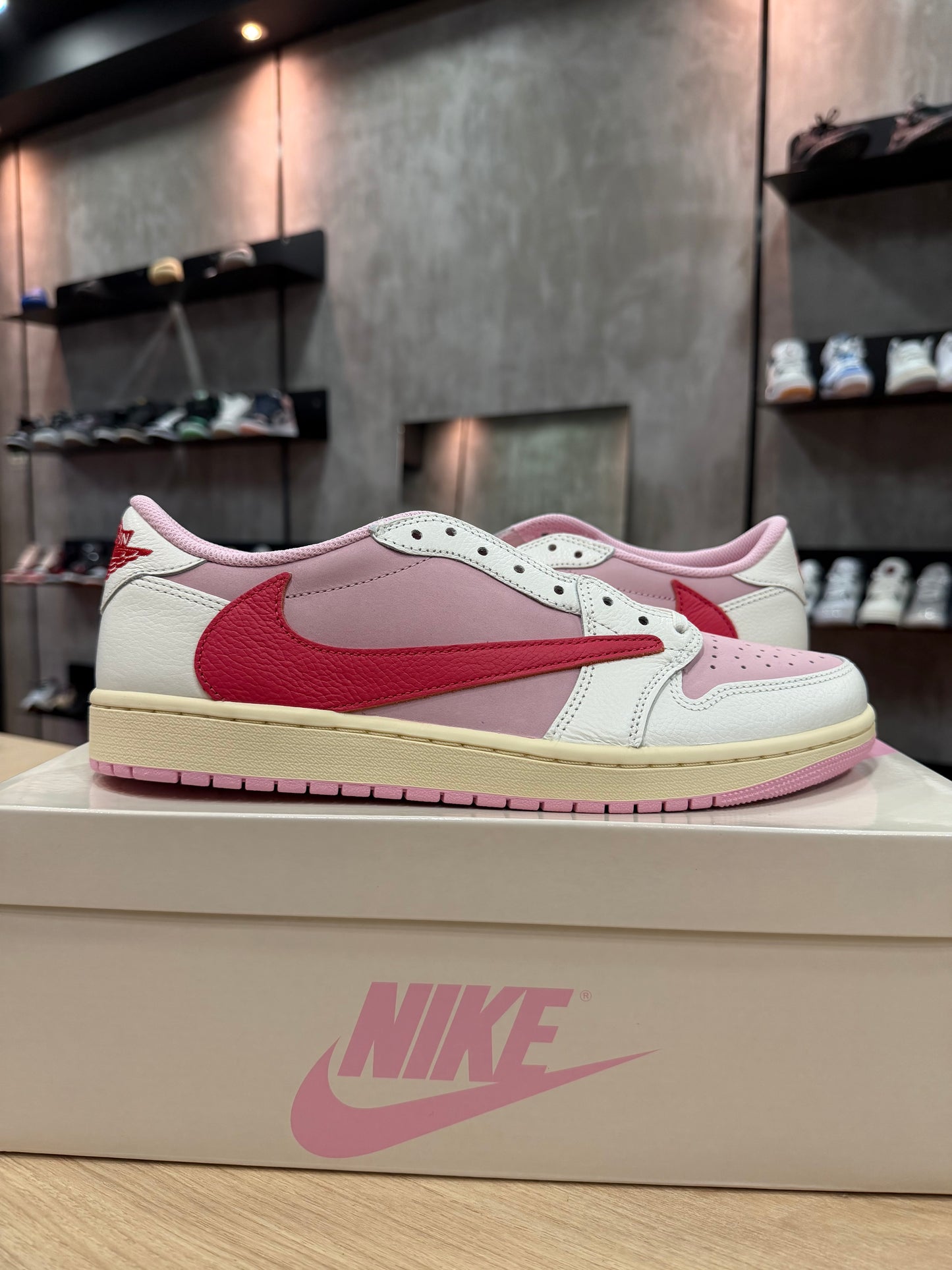 JORDAN 1 LOW x TRAVIS SCOTT "TROPICAL PINK"