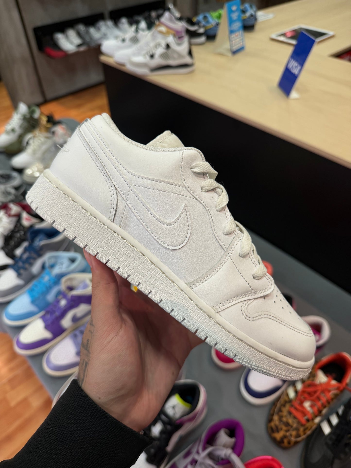 Jordan 1 Low Triple White (2023) (AMARILLO POR EL TIEMPO)