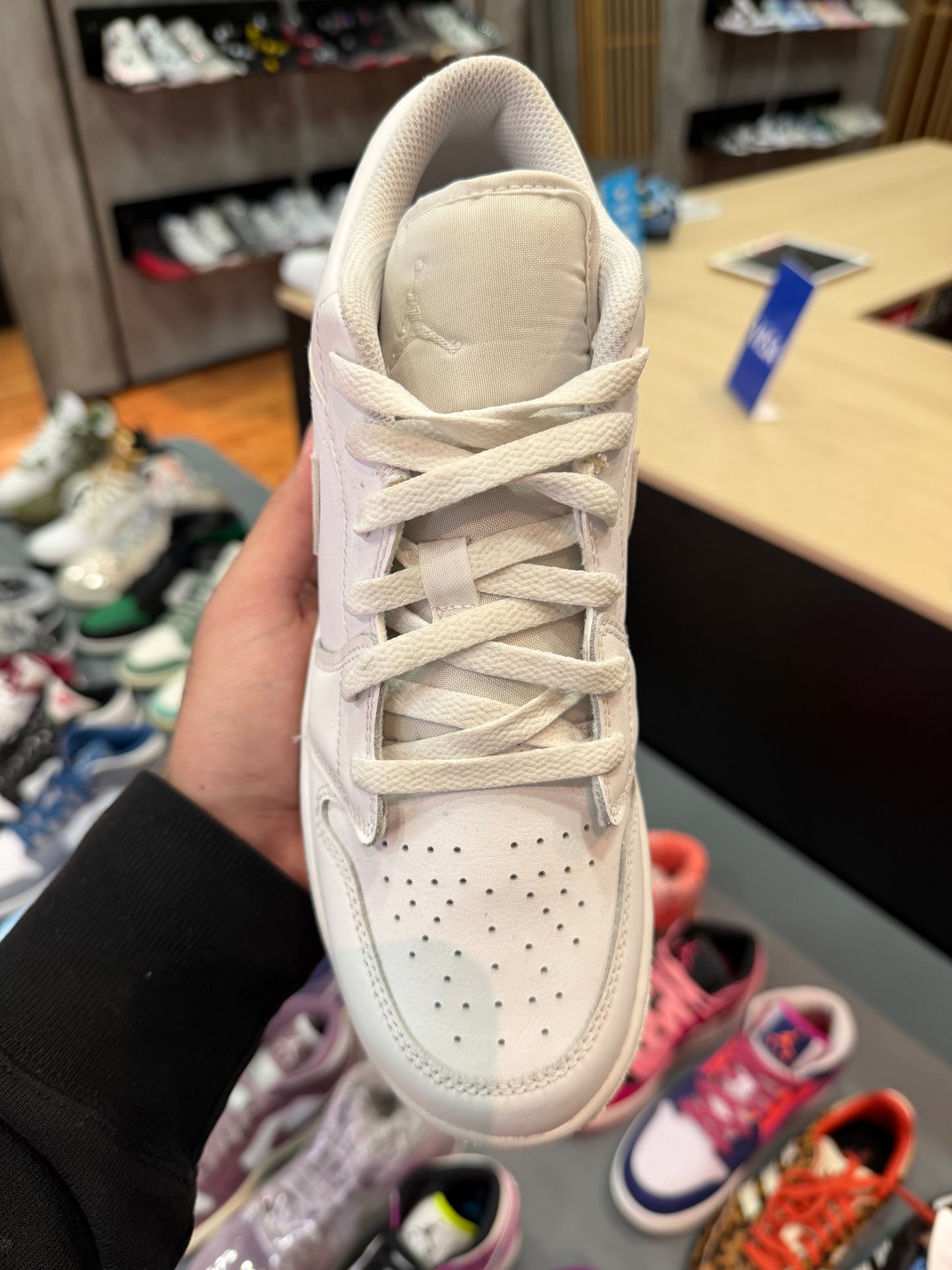 Jordan 1 Low Triple White (2023) (AMARILLO POR EL TIEMPO)