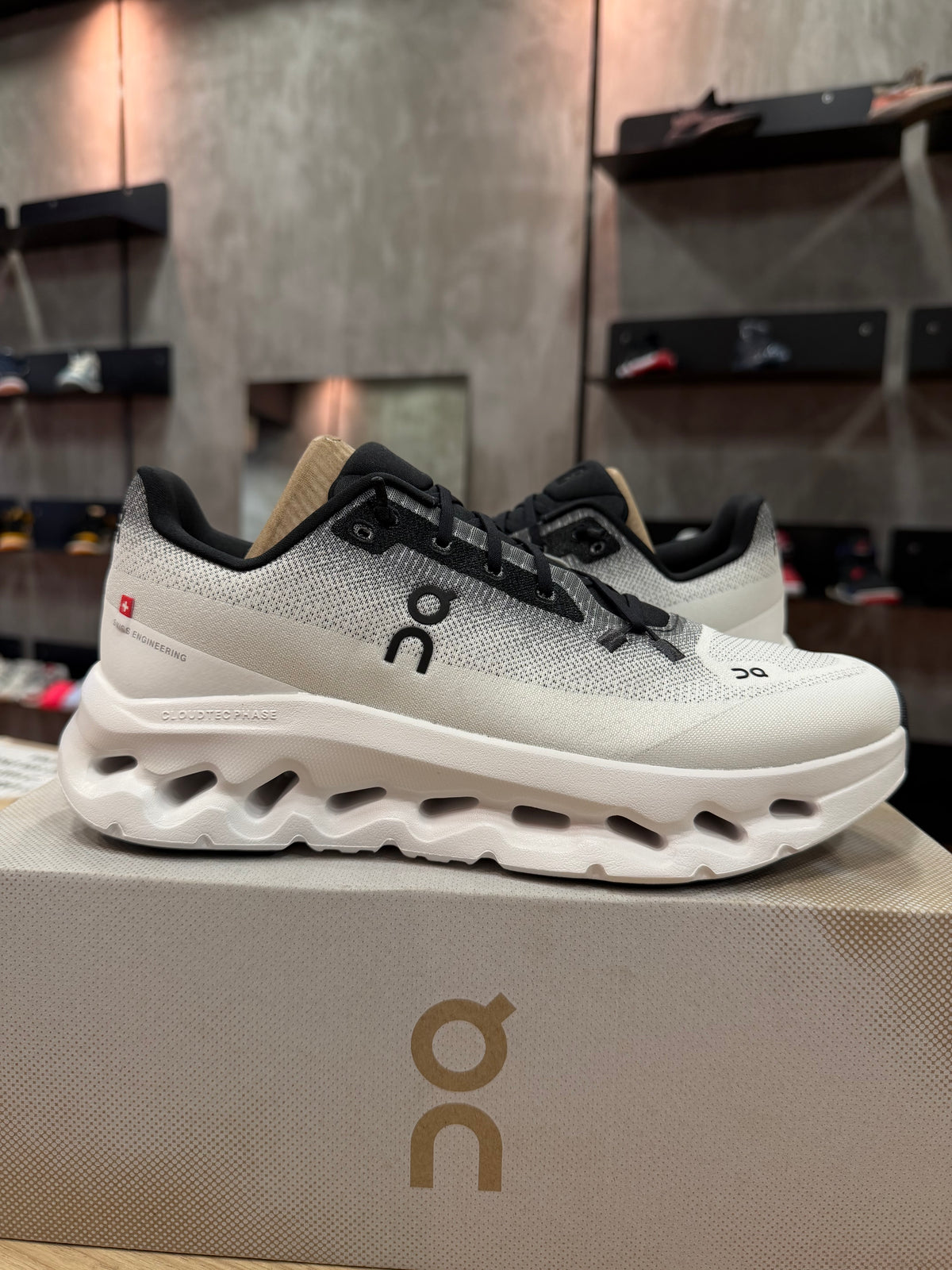 ON CLOUDTILT BLACK IVORY