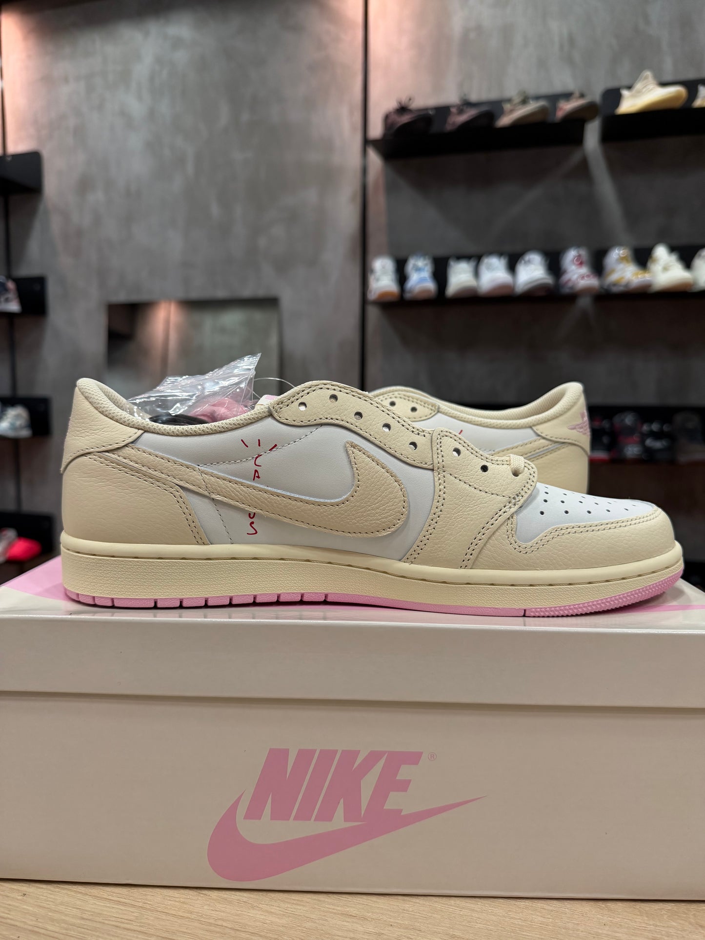JORDAN 1 LOW x TRAVIS SCOTT "SHY PINK"