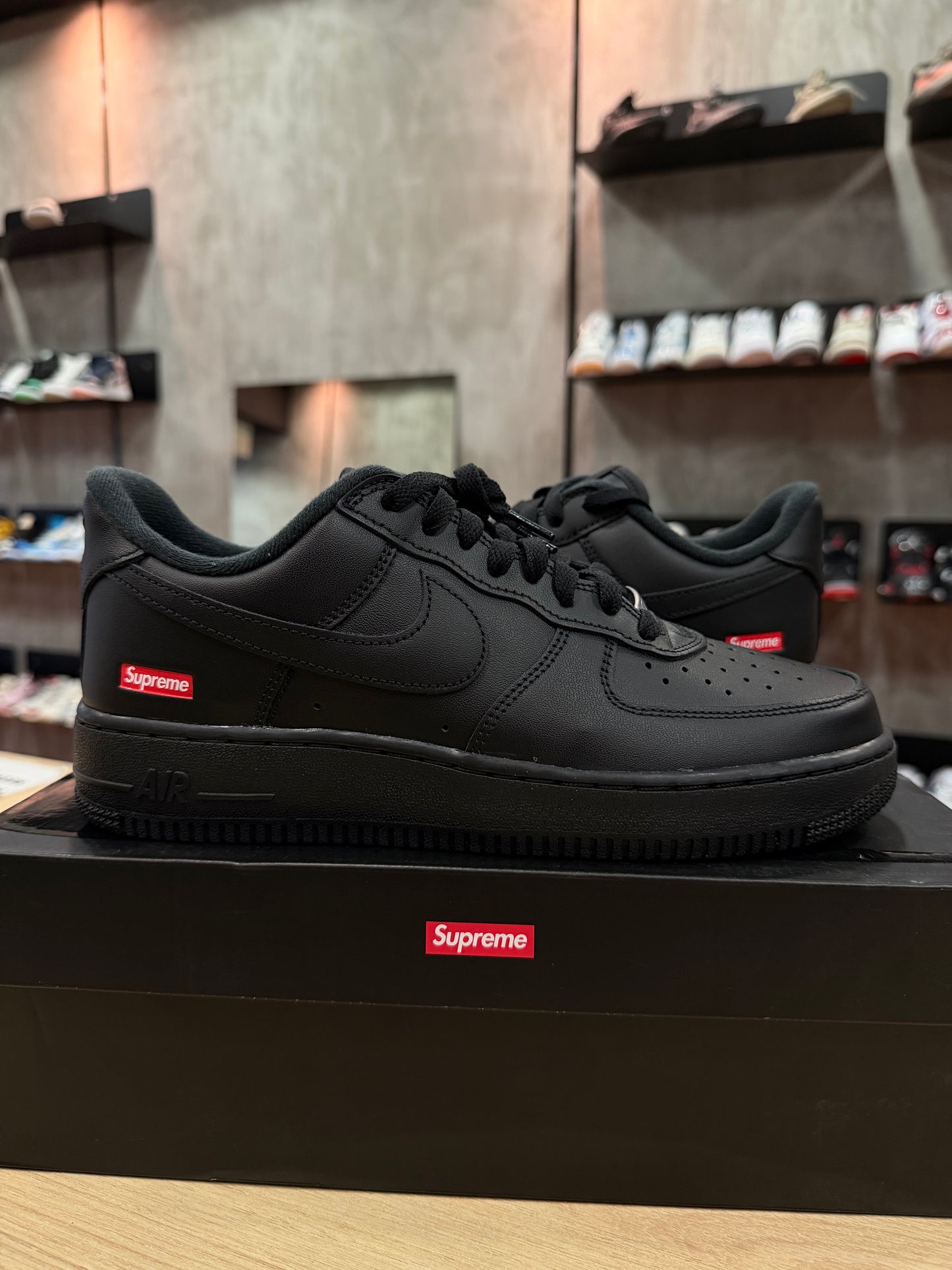 AIR FORCE 1 BLACK x SUPREME