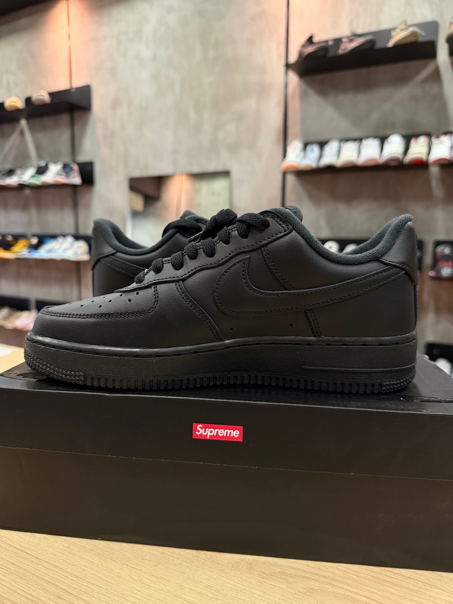 AIR FORCE 1 BLACK x SUPREME