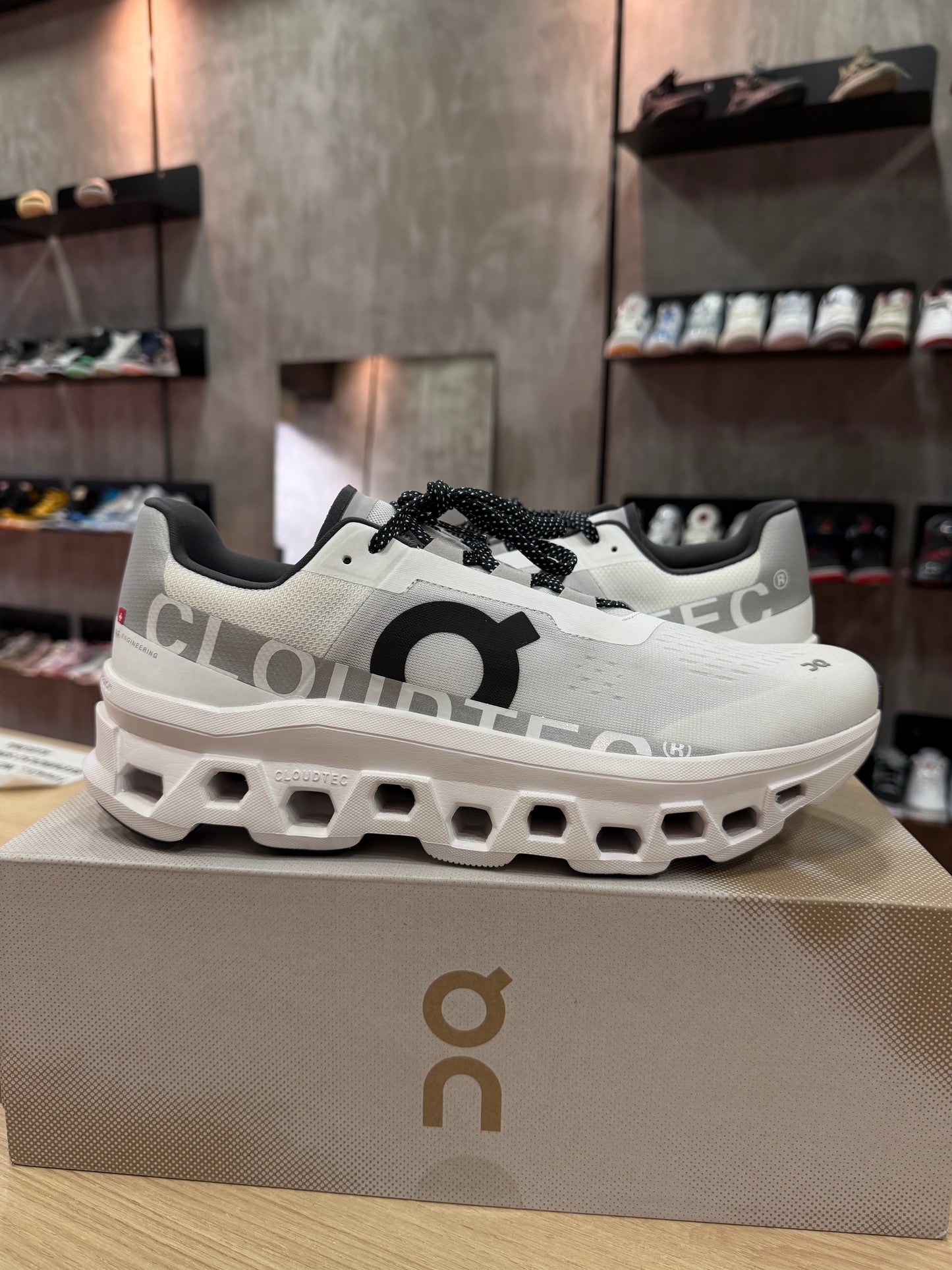 ON CLOUD RUNNING CLOUDMONSTER TOTAL WHITE