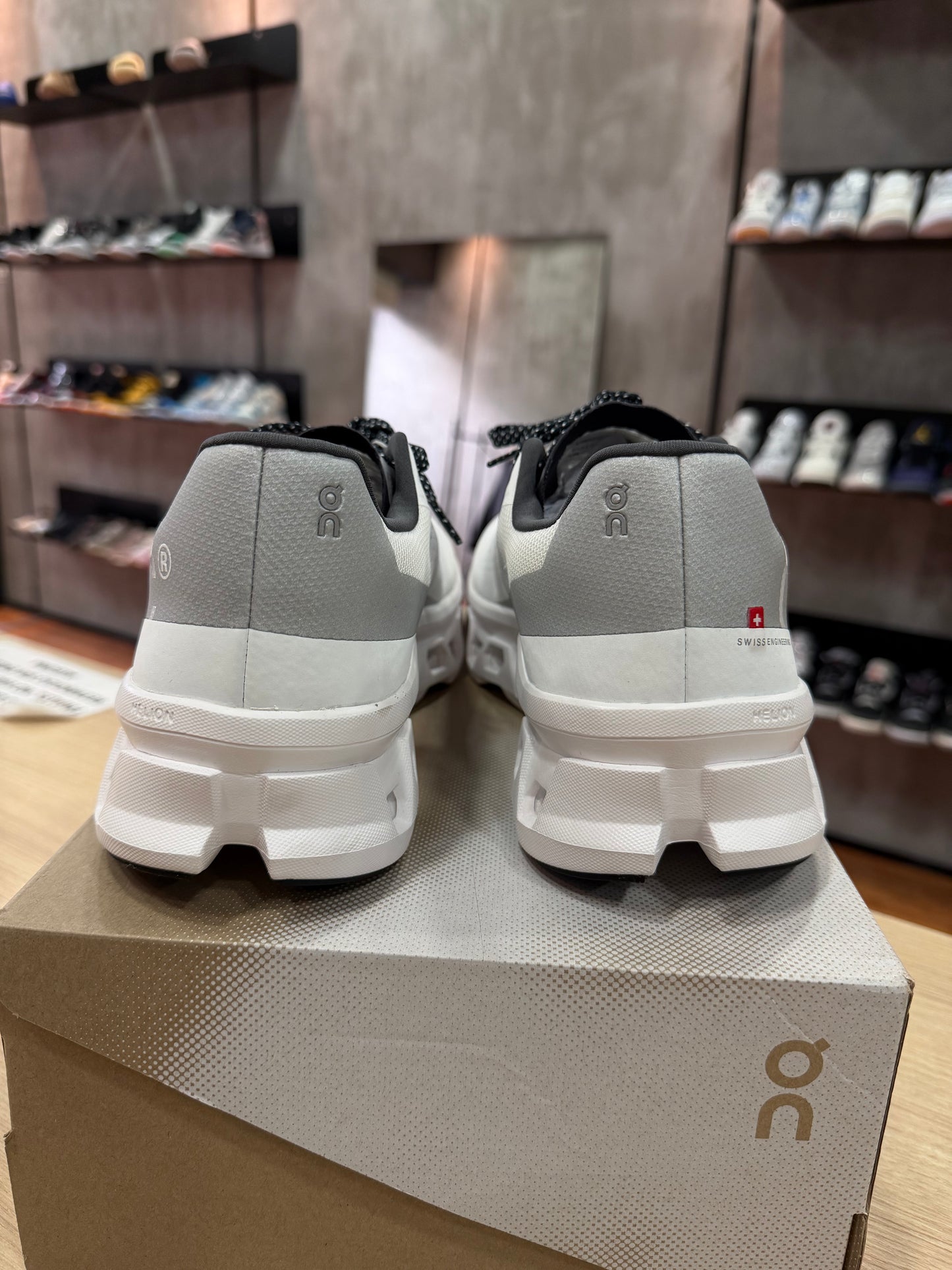ON CLOUD RUNNING CLOUDMONSTER TOTAL WHITE