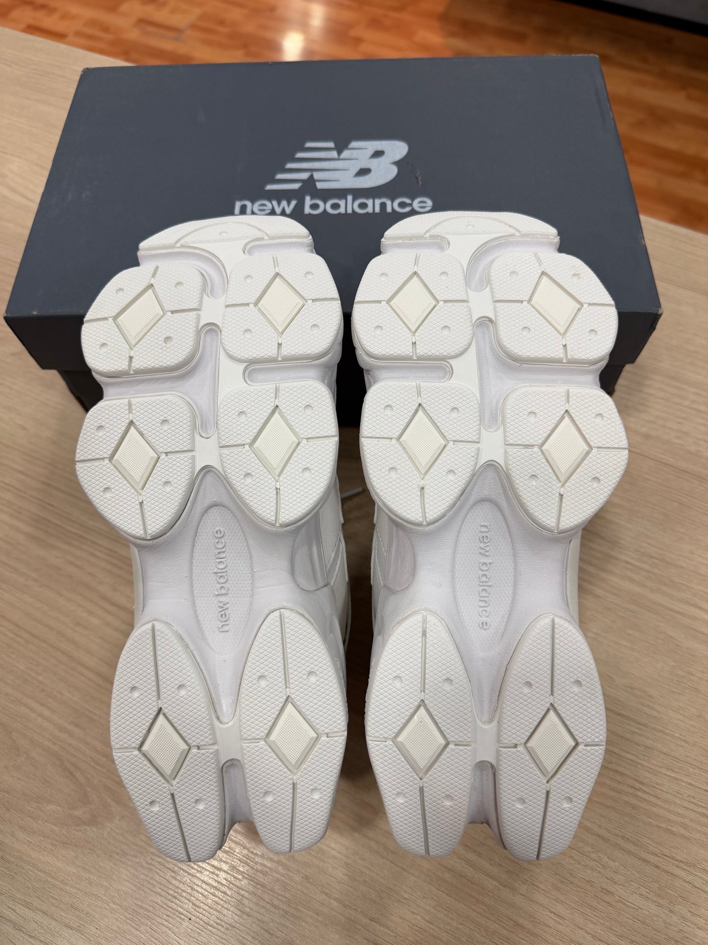 NEW BALANCE 9060 TRIPLE WHITE