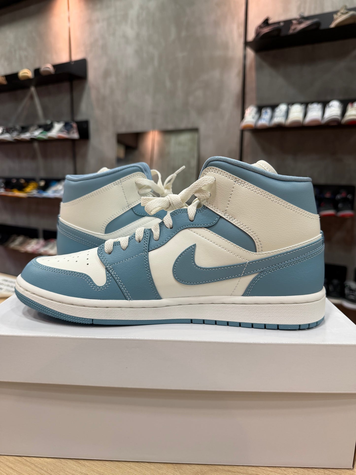 JORDAN 1 MID UNC