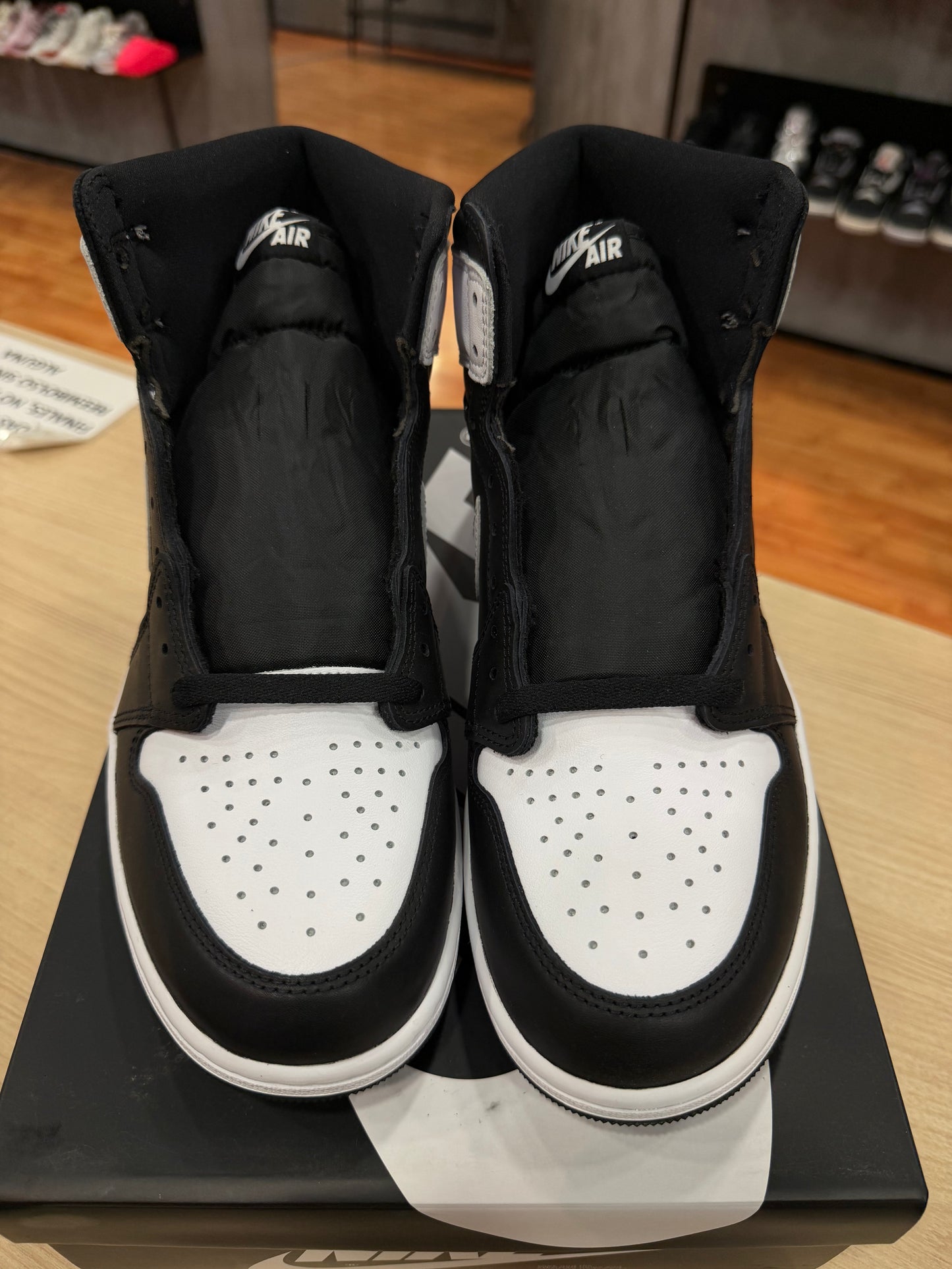 JORDAN 1 HIGH BLACK & WHITE